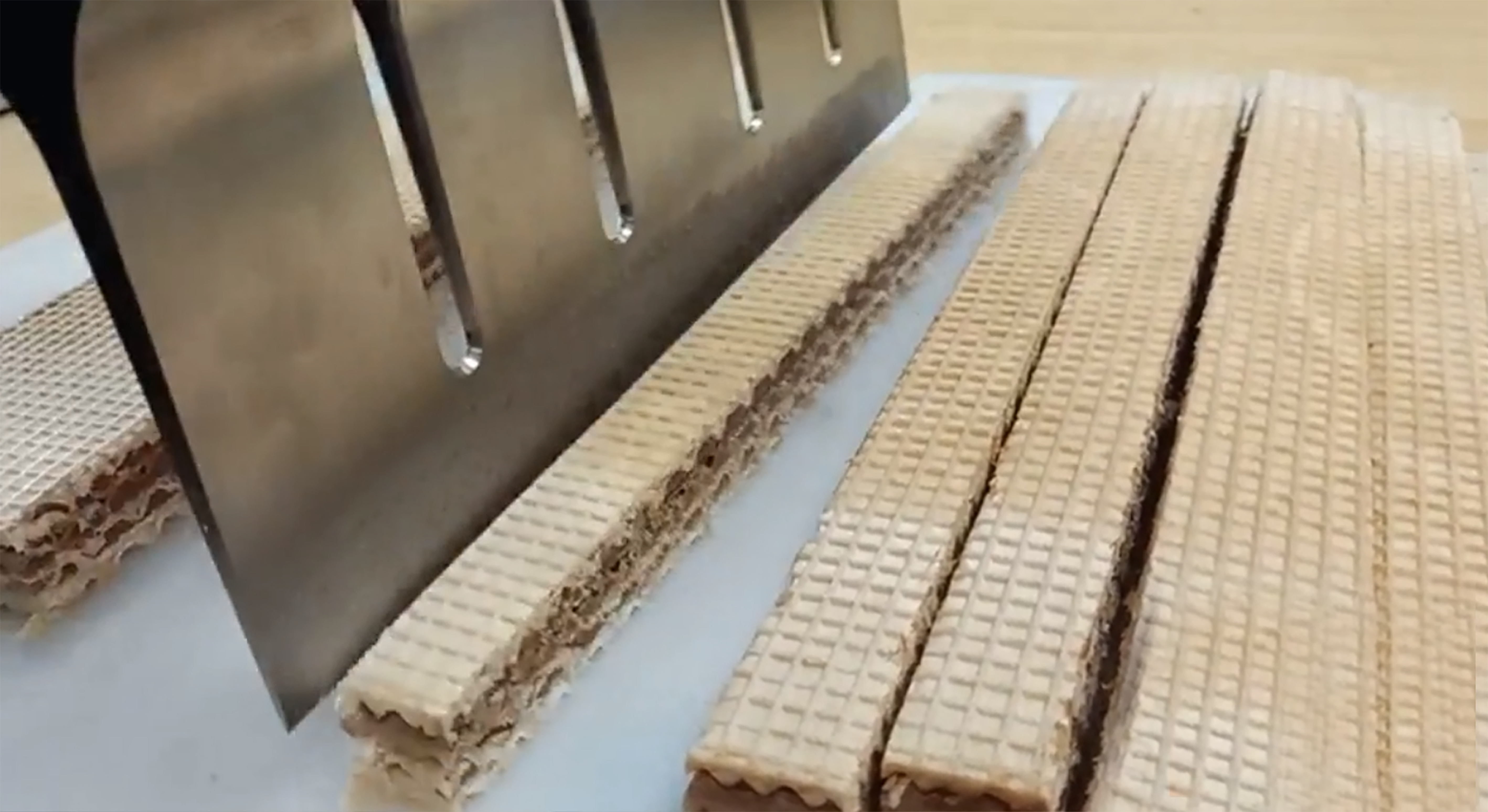 Cortador de Tarta Ultrasónico – Máquina de Corte de Precisión Antiadherente para Tartas de Capas, Tortas y Pastelería Delicada
