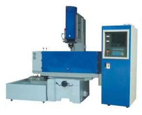 Co je to elektroerozivní obrábění s ponořenou elektrodou (sinker EDM) a jak se liší od elektroerozivního obrábění drátovým elektrodou (wire EDM)?