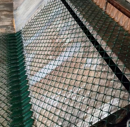 Hoe kiest u tussen een gegalvaniseerde en een PVC-gecoate kettingafsluiting?