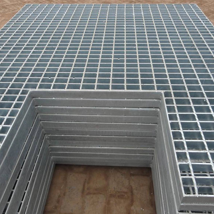 Esplora le nostre scale in grigliato metallico premium