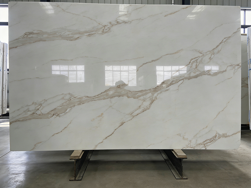 Beige vein artificial quartz slab for interior wall cladding and kitchen countertop.png