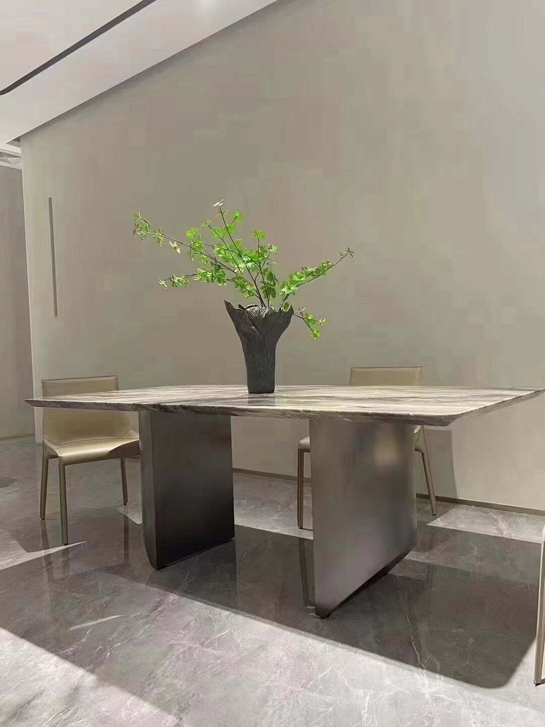 مێزی مەرمری تایبەت بە پایەی متالی شیکلکاری