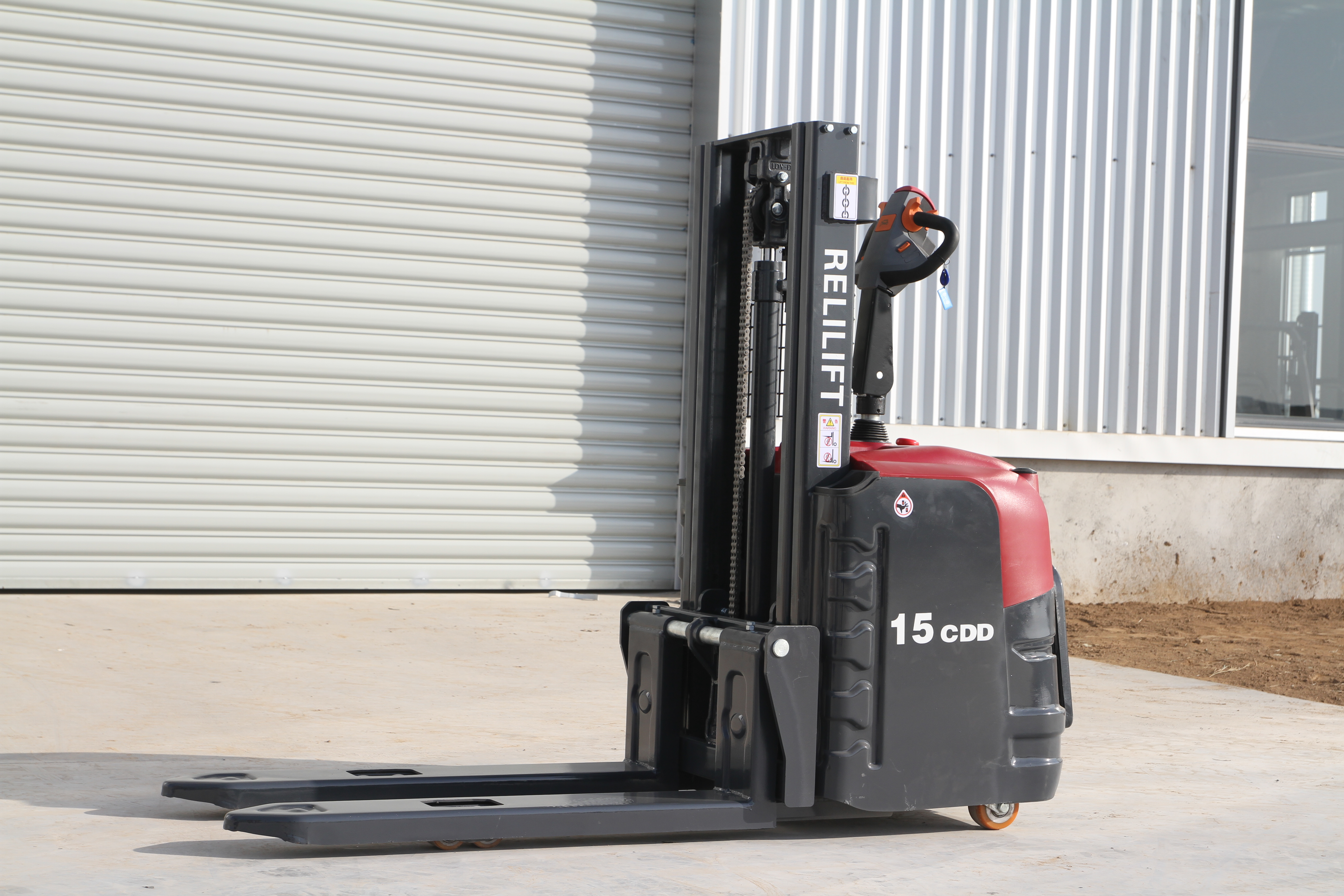red-electric-stacker-1-5t-2m.jpg