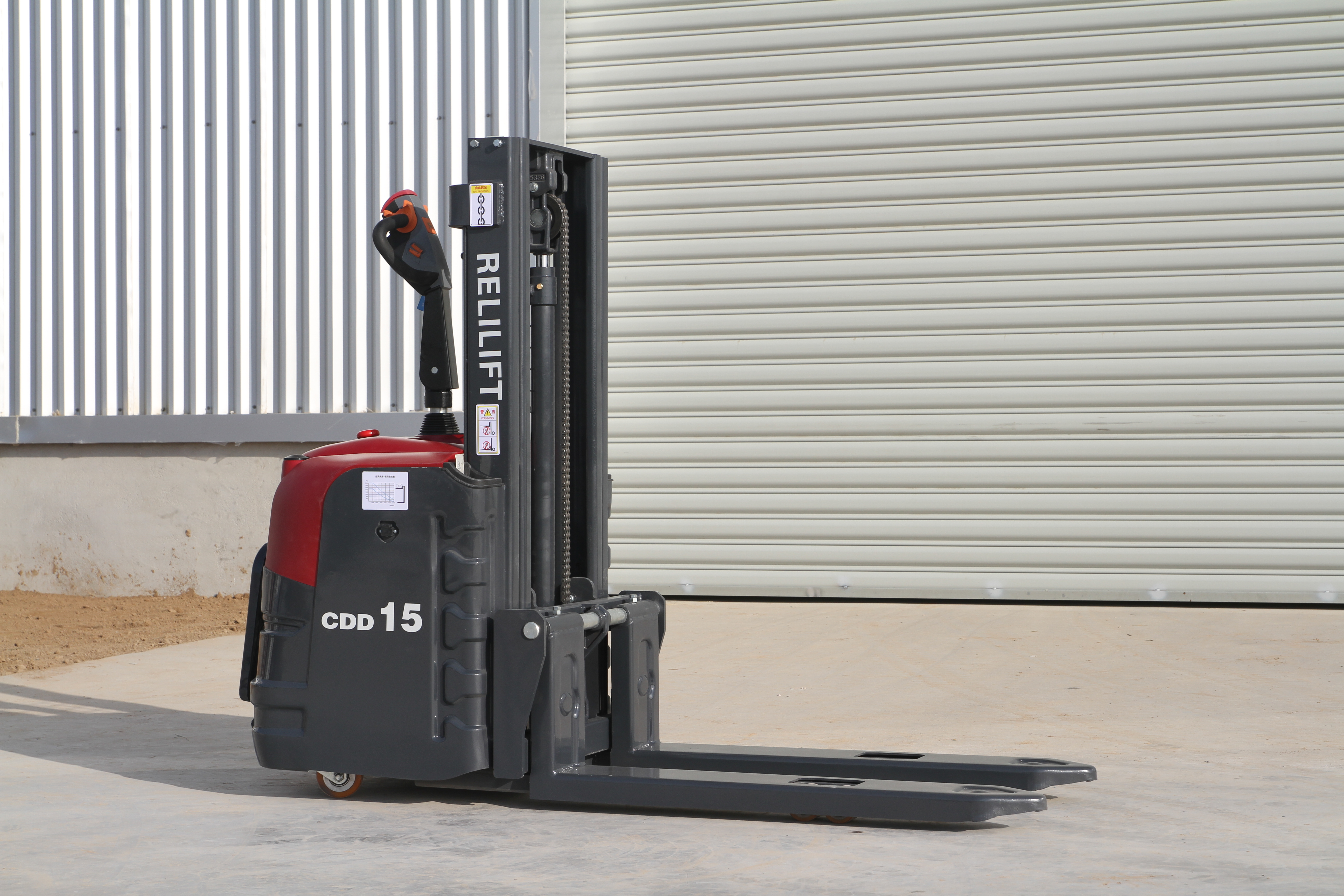 Red 1.5t electric stacker.jpg