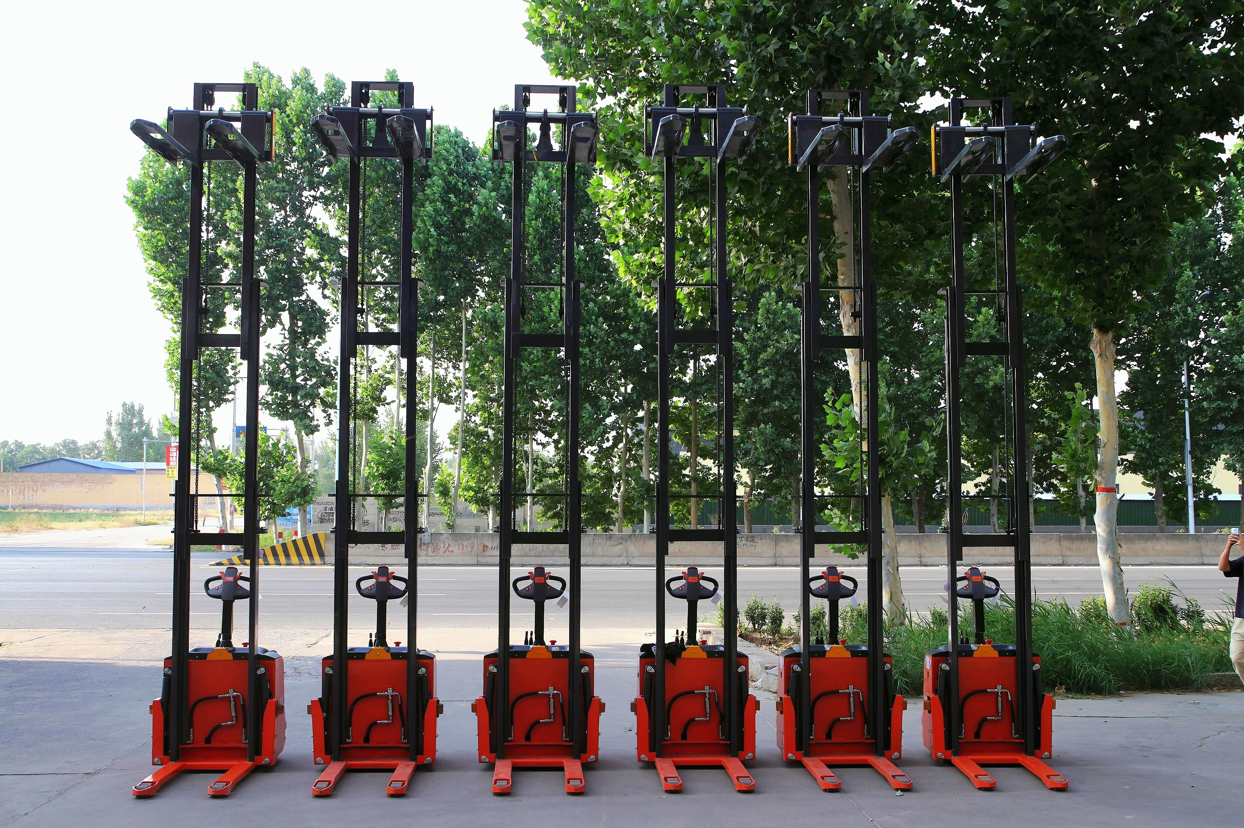 Stackers: The Compact Powerhouses of Modern Warehousing