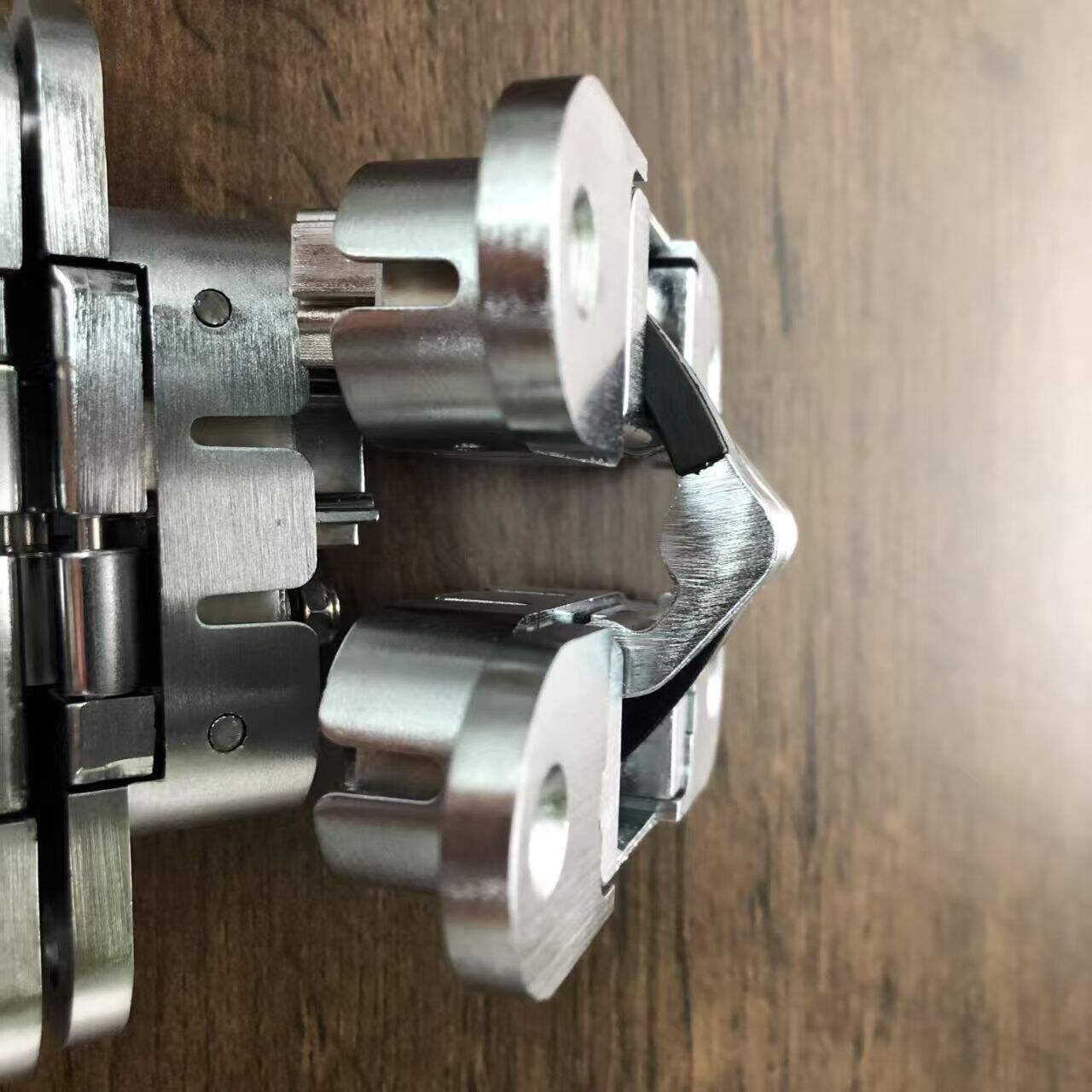 Descubra los beneficios del ajuste de bisagras ocultas para sus muebles