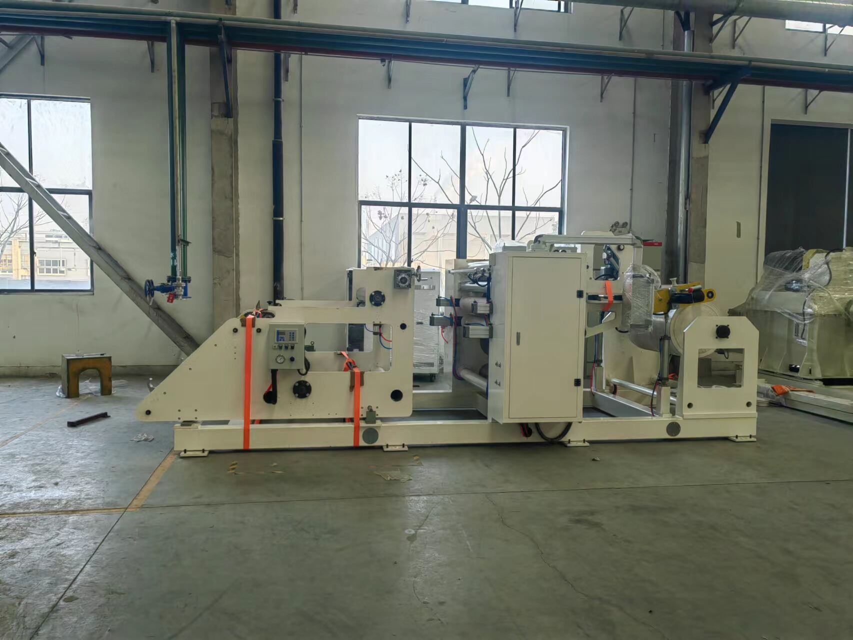 How does an HDPE production line ensure uniform sheet thickness at 2 mm?