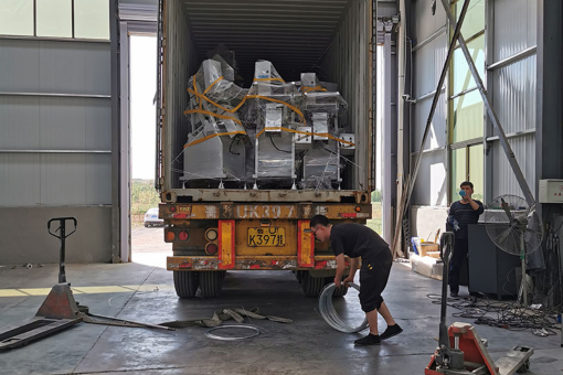 Hisena Family Worked Hard Loading Machines for Customers Under High Temperatures