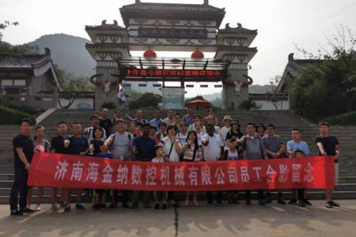 Hisena Family and Foreign Customers Explore Jinan Jiuding Tower Chinese National Joy Park, Experiencing Six Ethnic Cultures and Joy of Traditional Water Festival