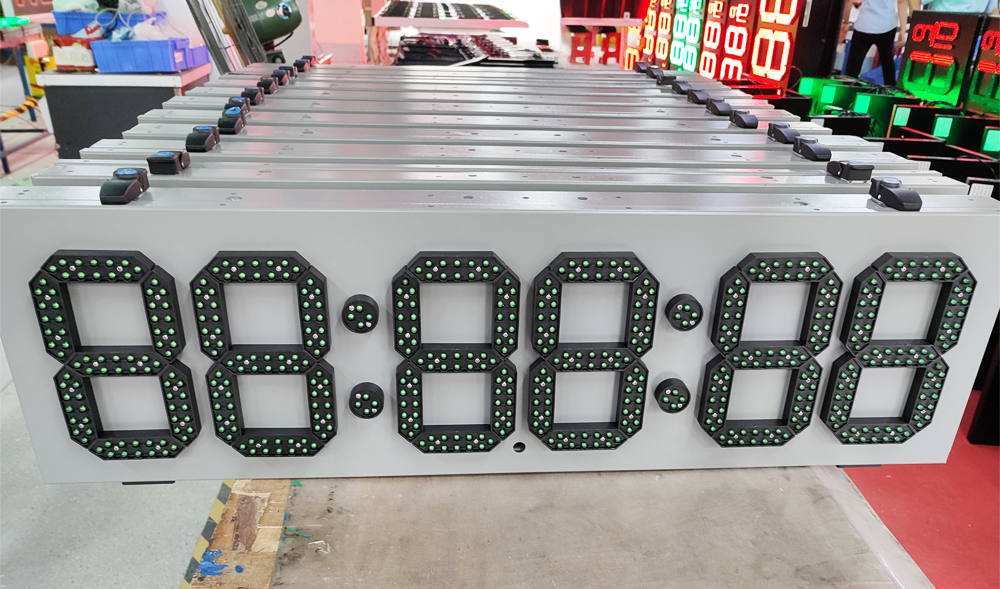 Hvorfor forbliver nogle tankstationers prisdisplays læselige, selv under stærkt middagslys?