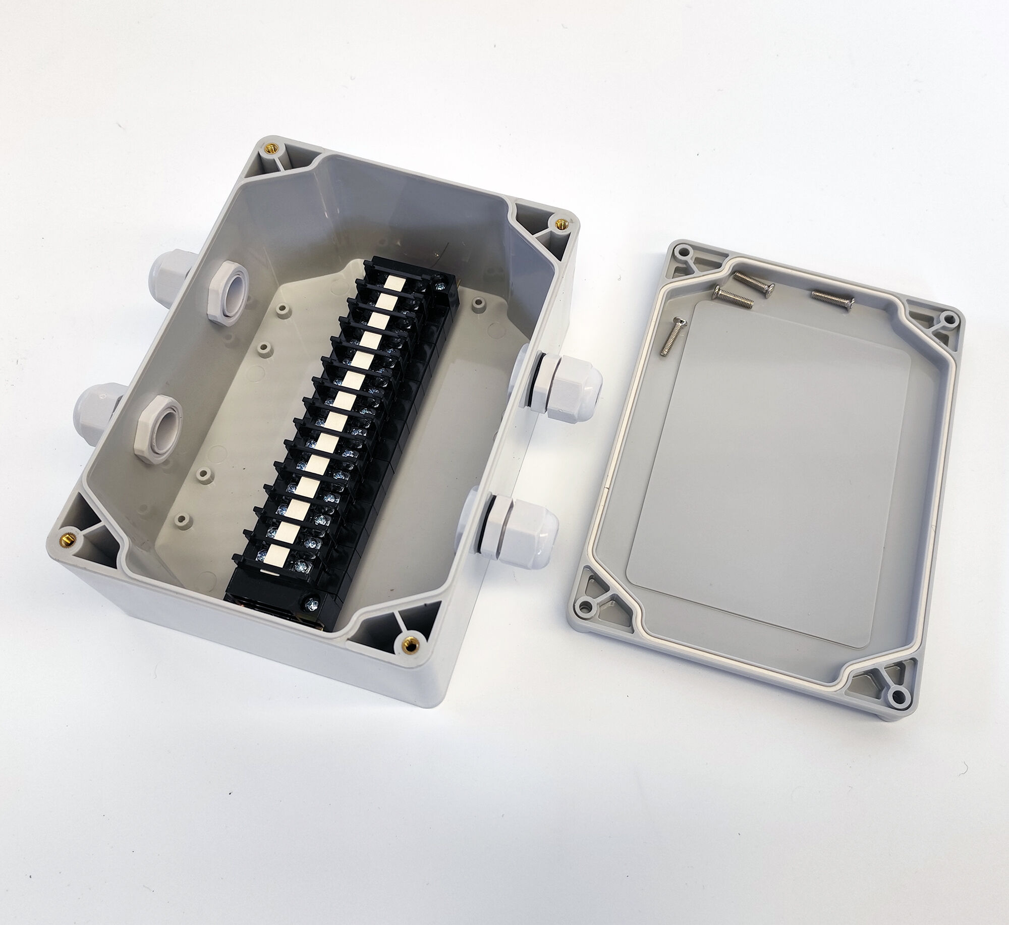 Komplette vannskjermede løsninger for plastkabinett til ulike industrier