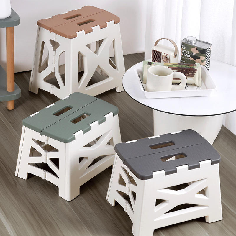 How to unfold and fold a folding stool smoothly without jamming?