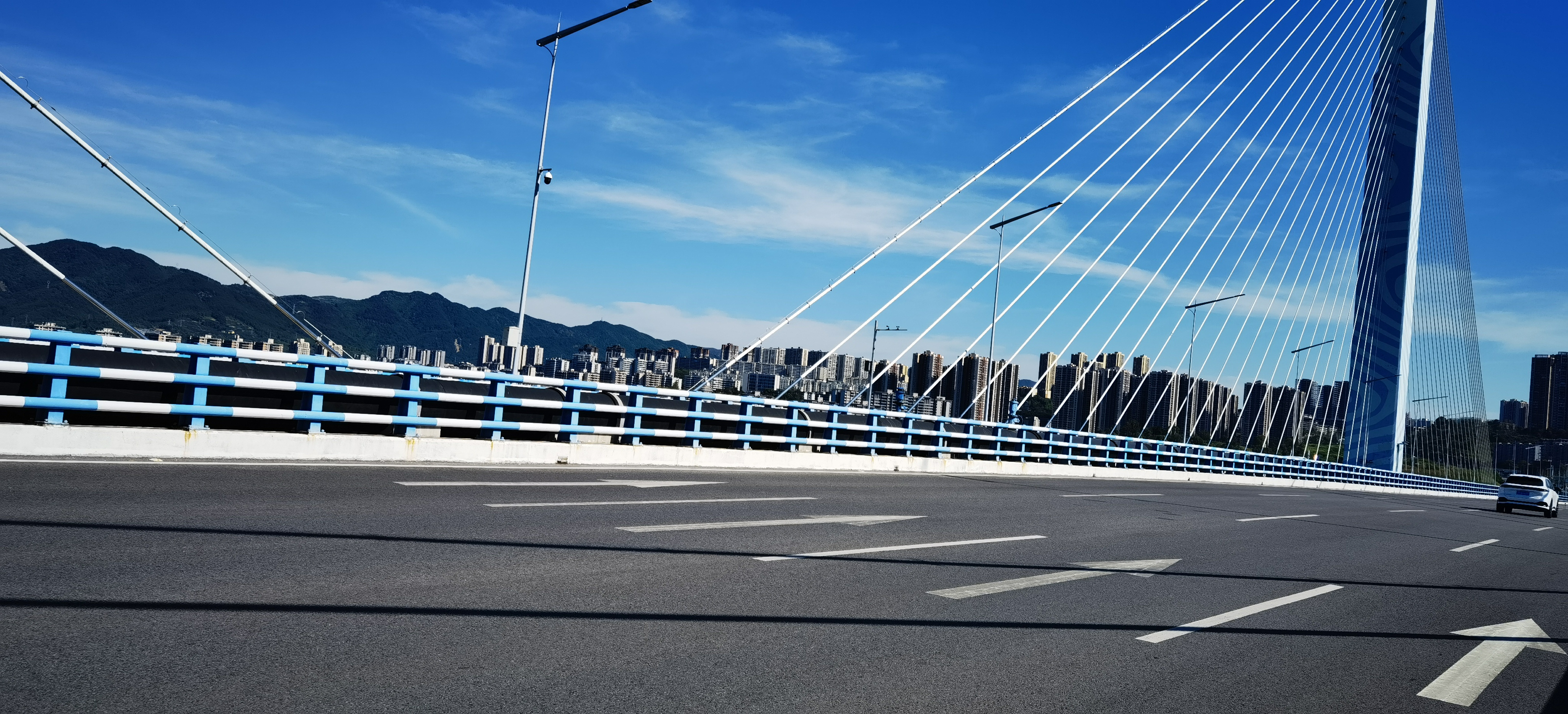 Jaké normy se vztahují na nárazové zábradlí mostů?