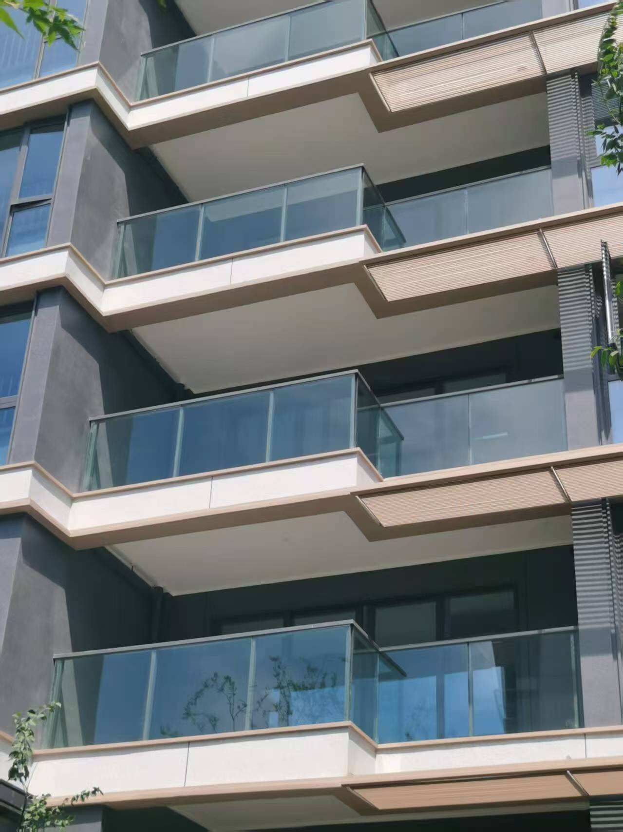 Ангижралынхаа гадаа танхимыг өндөр чанарын балконы хамгаалалтаар сайжруул