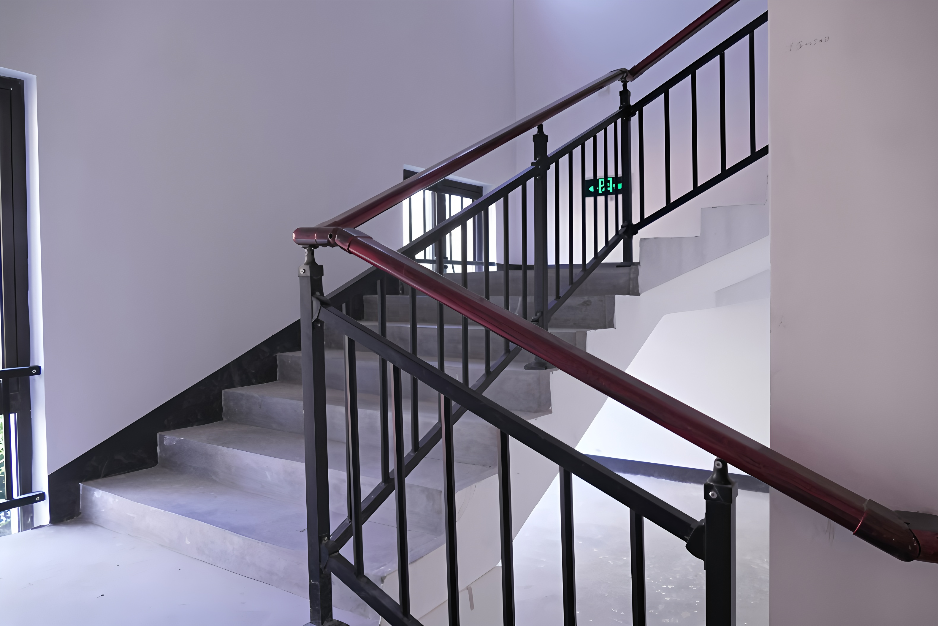 Jak nainstalovat zábradlí na betonové schody?