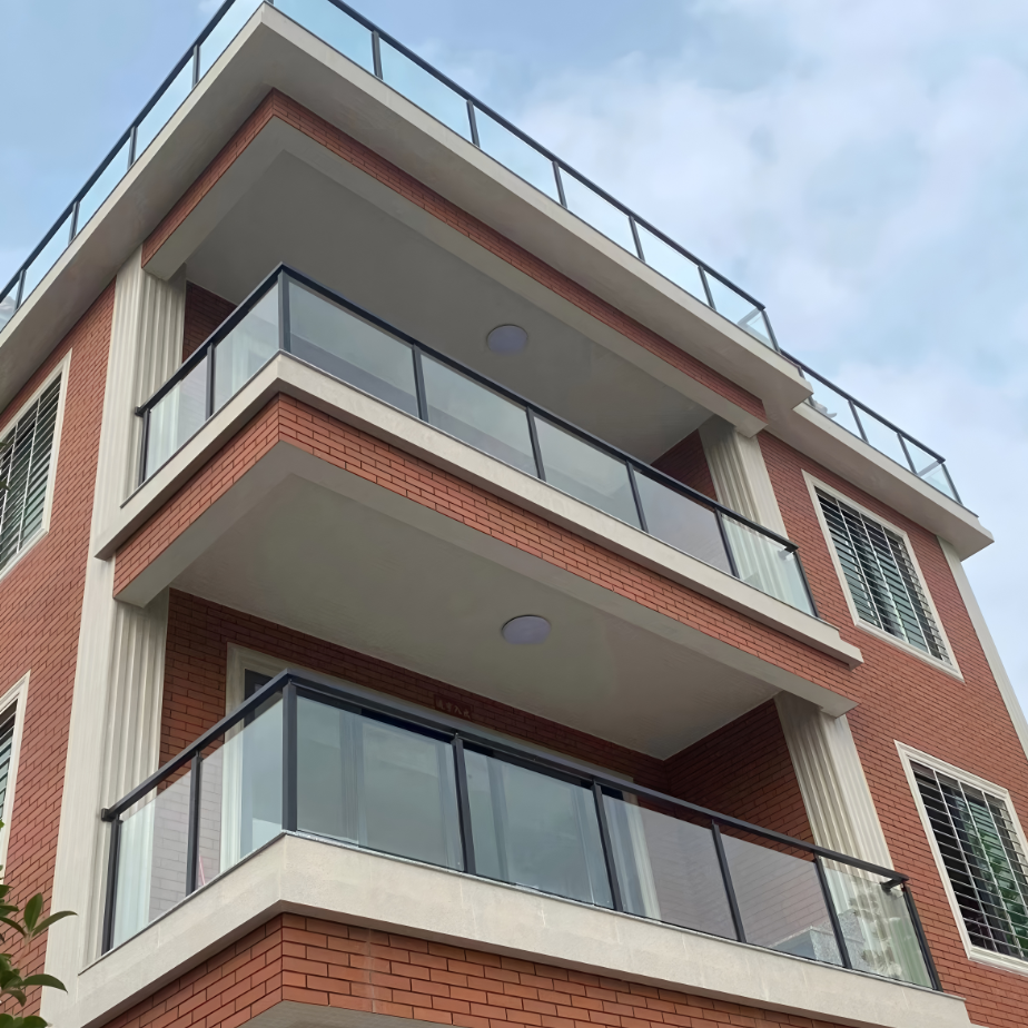 Jaká výška splňuje bezpečnostní předpisy pro zábradlí balkonů?