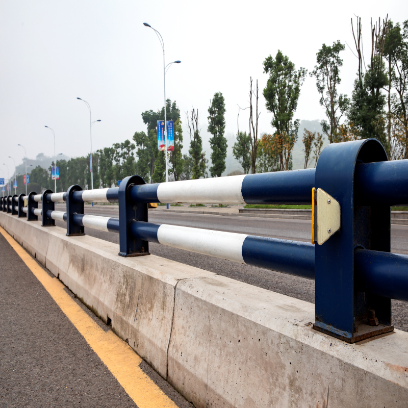Quelles fonctions de sécurité remplissent les glissières de sécurité routière ?