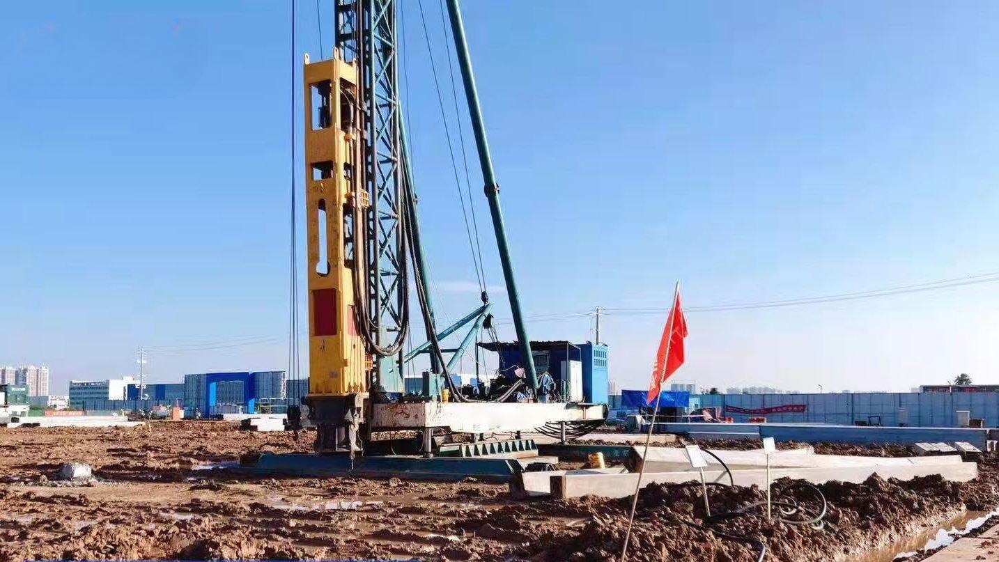 衝撃ハンマーを操作する際には、どのような安全上の配慮が必要か？