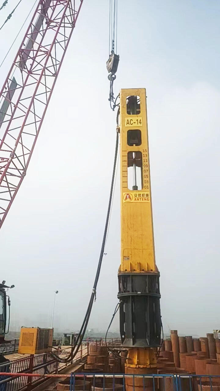 ¿Cómo se integra un martillo de impacto en las operaciones de hinca de pilotes?