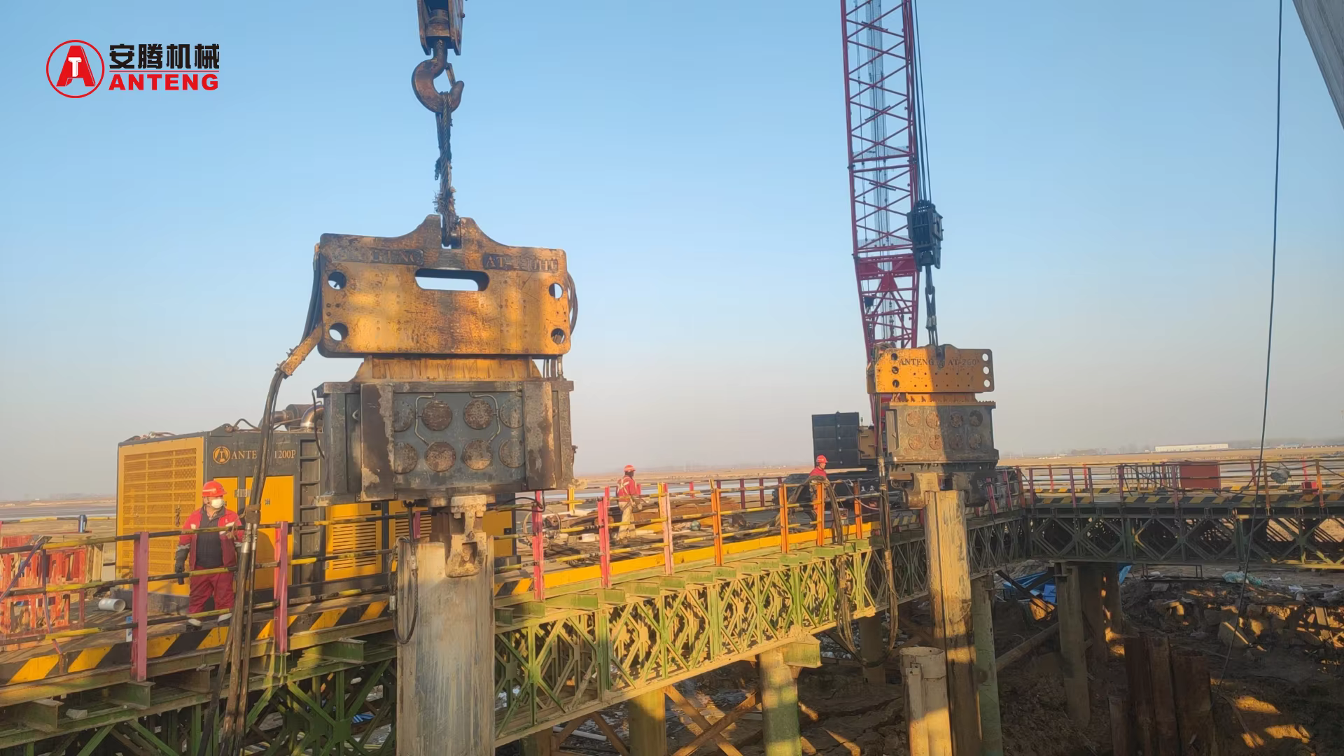 Strong Centrifugal Force Crane Suspended Hydraulic pile Hammer AT230