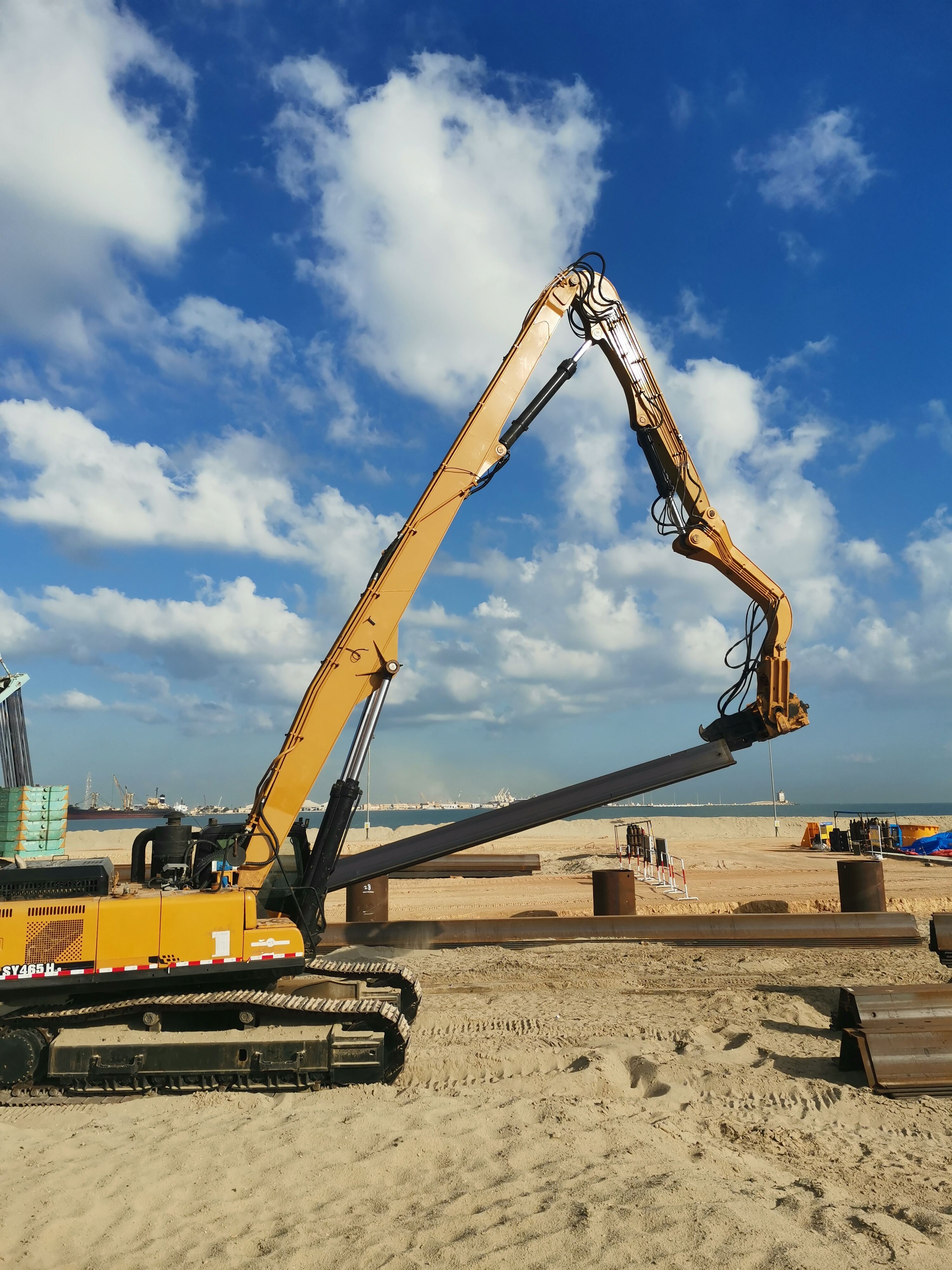 Port Expansion in Egypt-V-550 Excavator Hammer with SY475 for Wharf and Breakwater Pile Installation