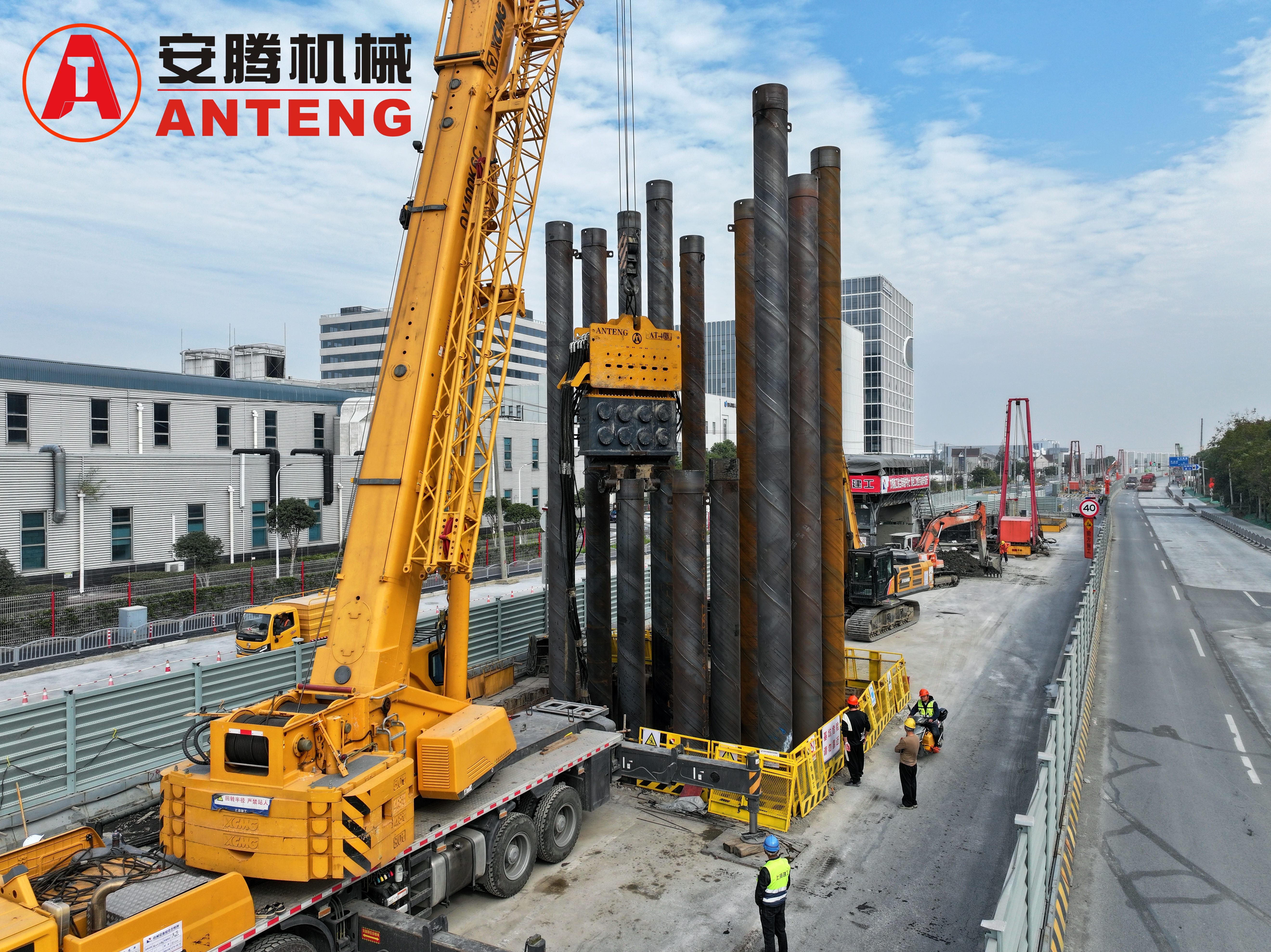 バイブロハンマーは、さまざまな地盤条件下でどのように作動しますか？