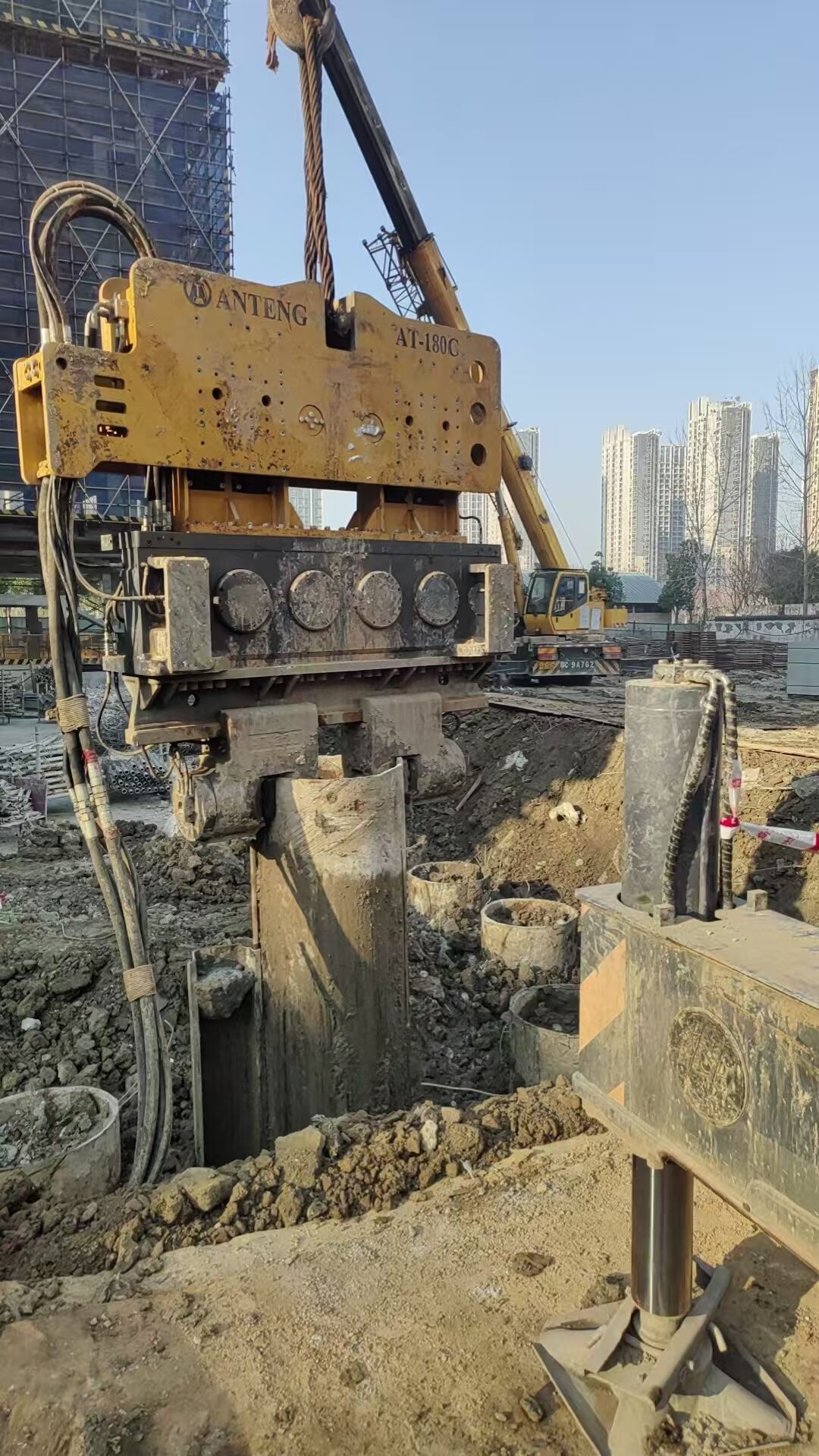 Efficienza superiore nella posa dei pali grazie alla tecnologia vibratoria avanzata