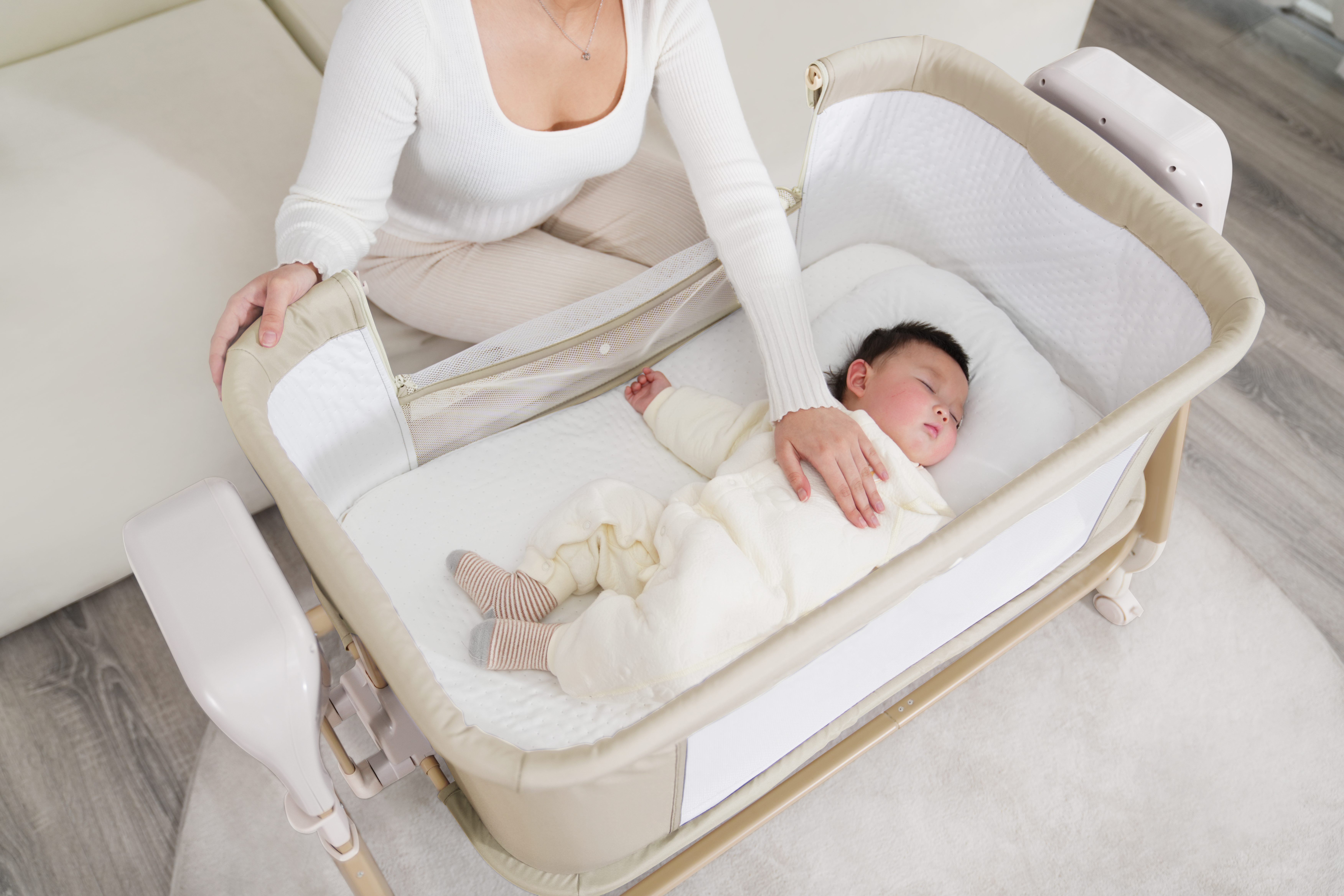 P765D Cool Baby New Auto Swing Electric Baby Bassinet with One Side Can Be Opened supplier