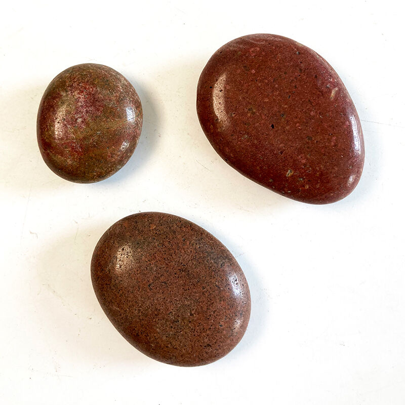 Craft Pebbles များကို အောက်ပါပစ္စည်းများဖြင့် ပုံဖော်ထားပါသည်။