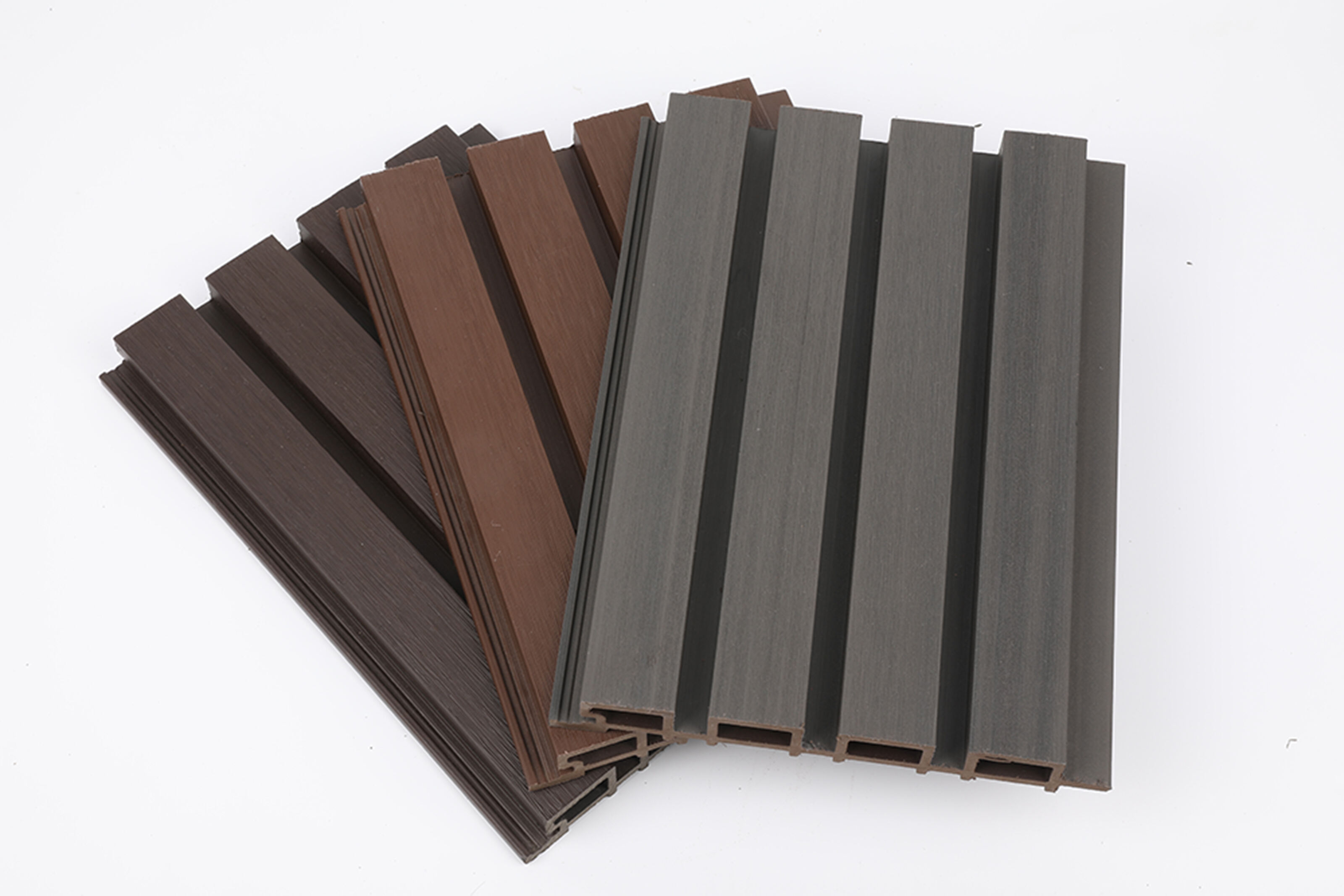 פאנל קיר WPC מודבק יוקרתי – חזית מורכבת מרקמת טקסטורה לגינות ומרפסות