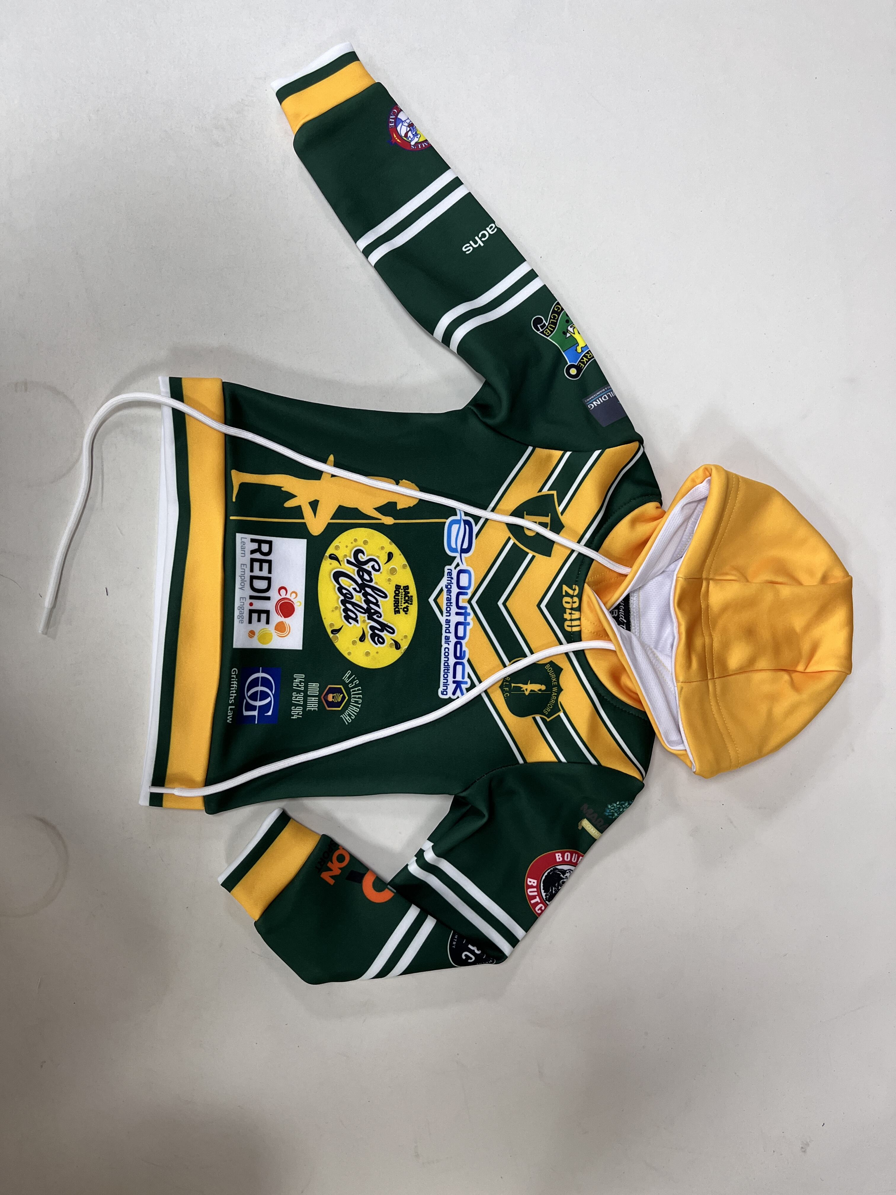 Çok yönlü ve şık kapüşonlu spor ceketlerimizle antrenman ekipmanlarınızı güncelleyin