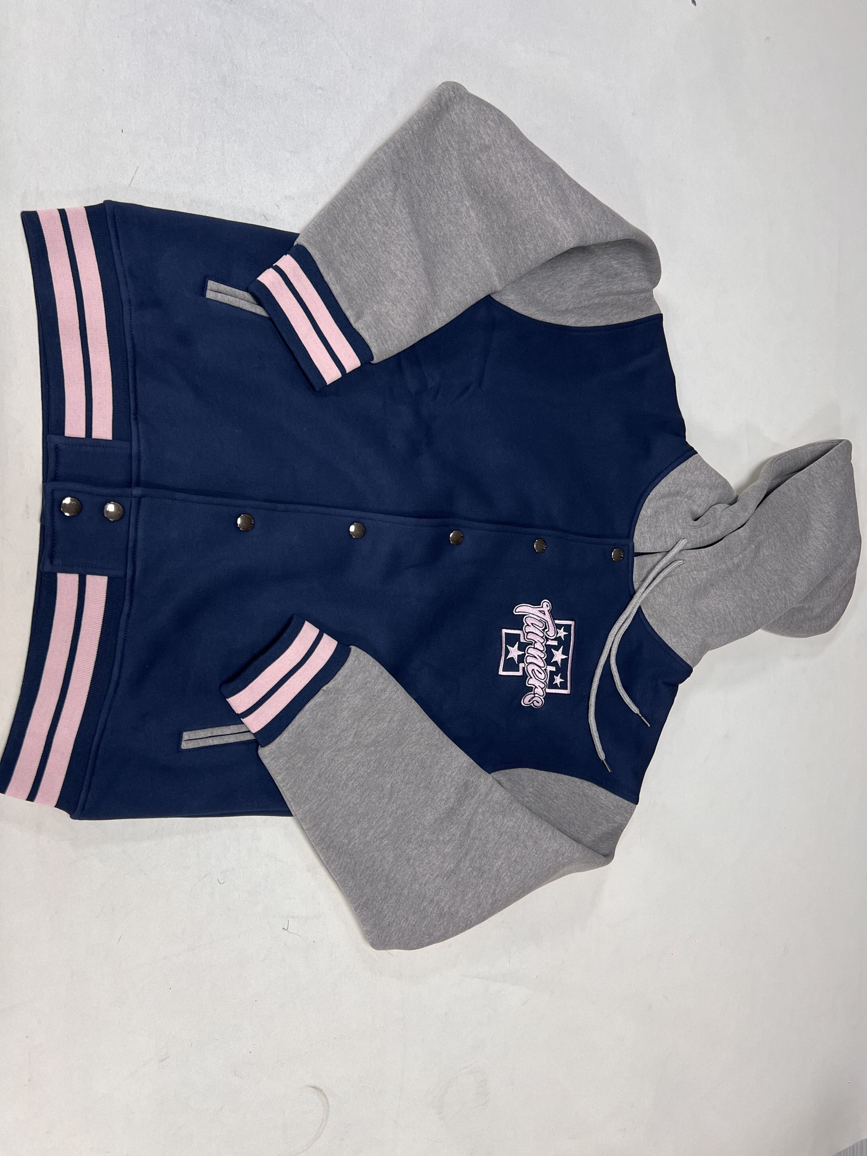 Modaya uygun ve işlevsel kapüşonlu spor ceketlerimizle kalabalığın arasından sıyrılmayı başarın