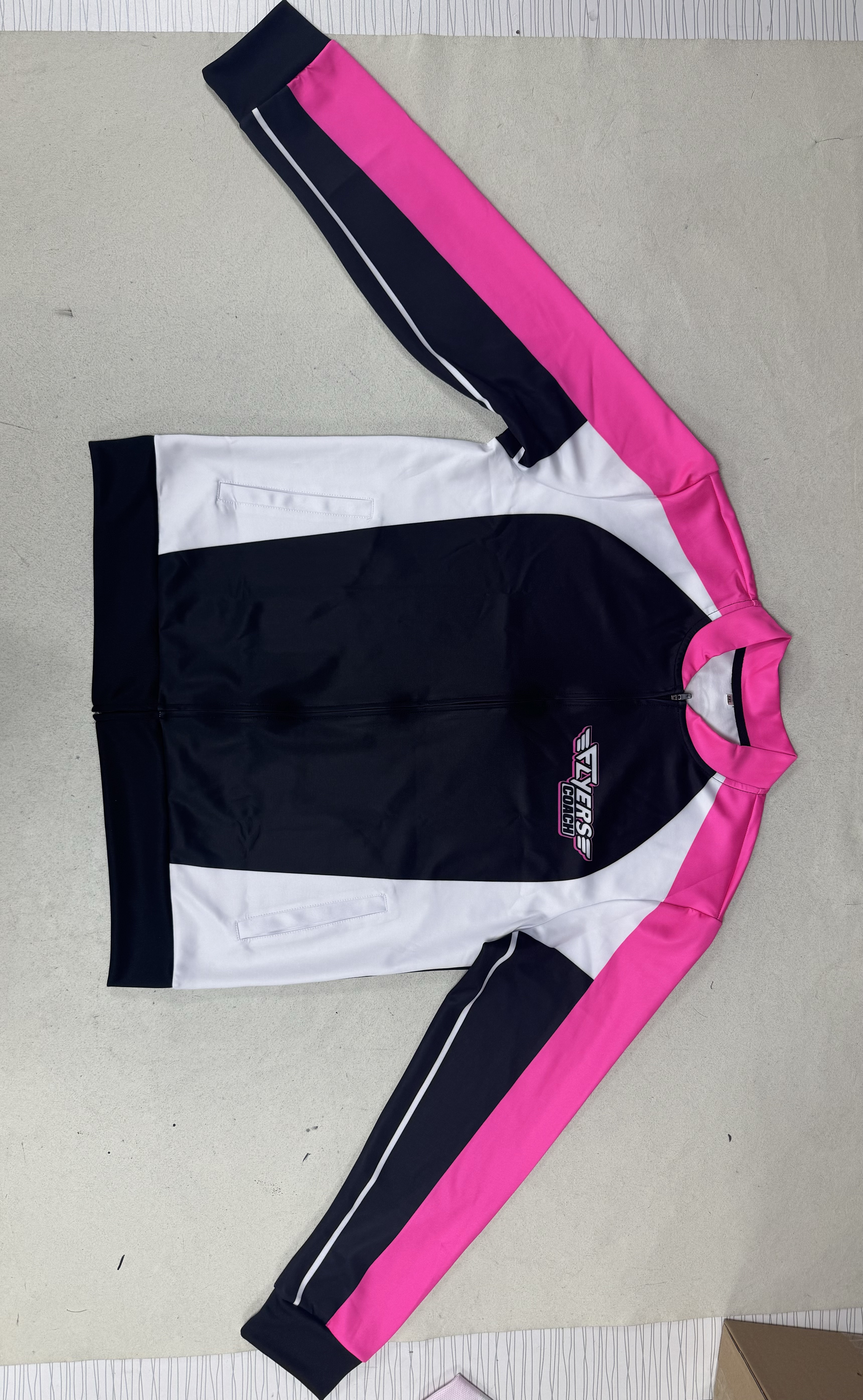 Individualisierbare Strass-Tanzjacken für Ihr Team