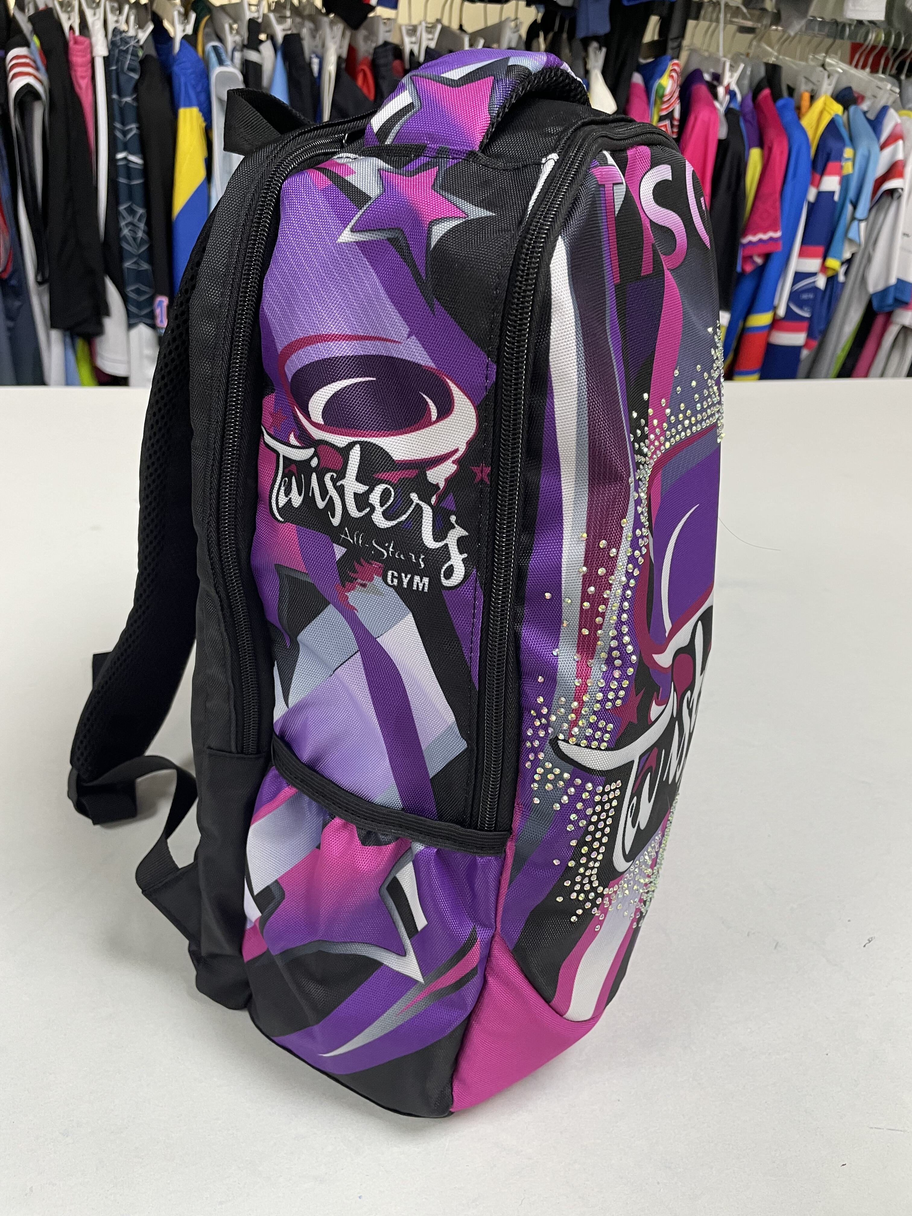 Antrenmanlarda ve yarışmalarda kullanım kolaylığı sağlayan hafif ve ergonomik tasarım