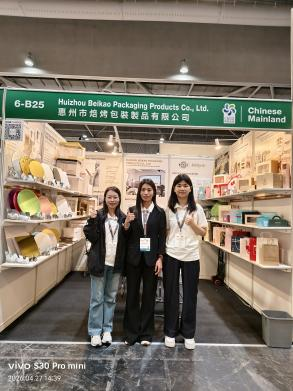 At the April Hong Kong exhibition, our team met several confirmed clients, captured here in shared moments.