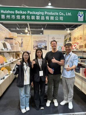 At the April Hong Kong exhibition, our team met several confirmed clients, captured here in shared moments.