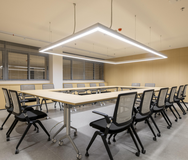 Cómo configurar una sala de formación: mobiliario, distribución y pizarras que funcionan