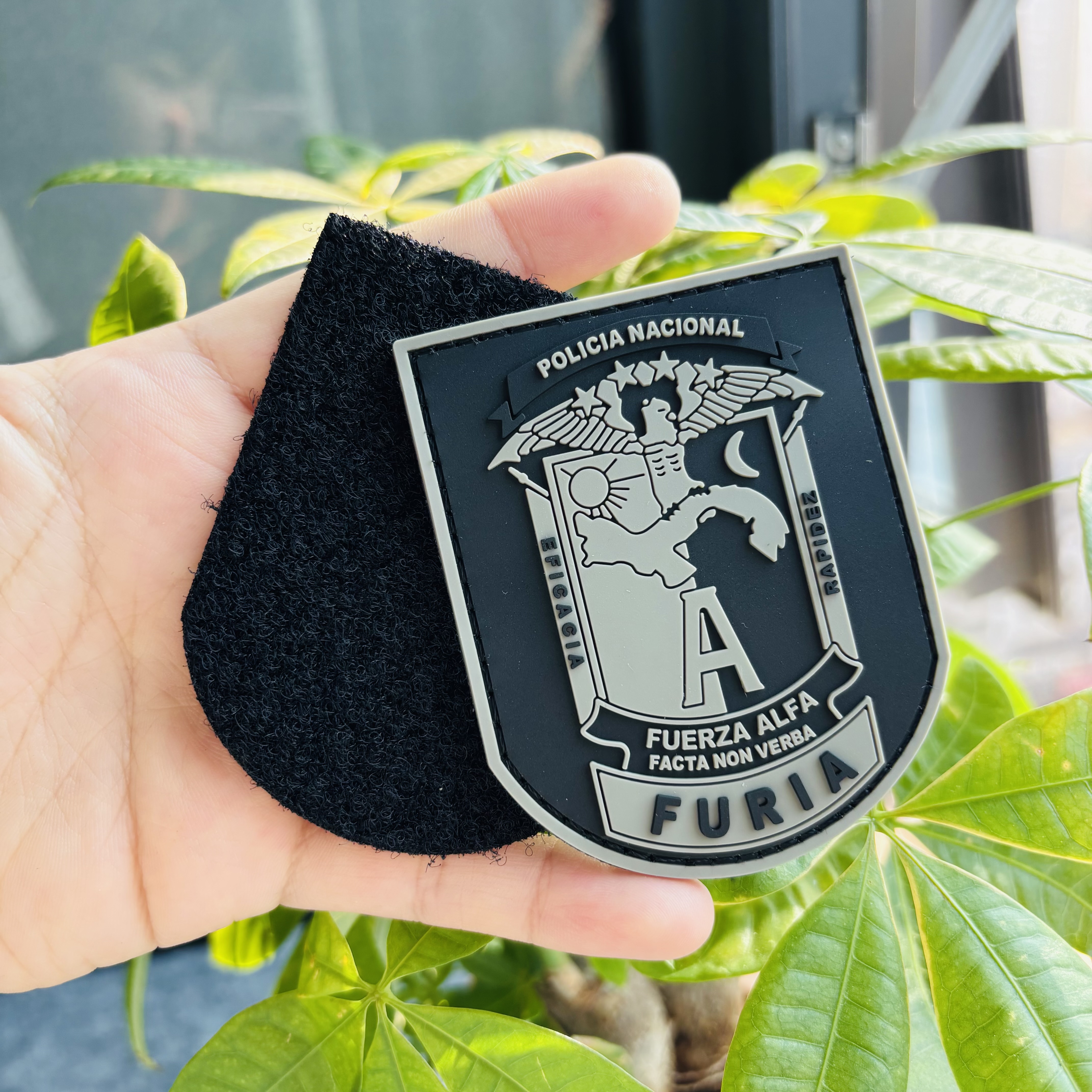 Fabrikdirektverkauf benutzerdefinierter Kleidung, 3D-PVC-Patch mit eingenähten Haken und Schlaufen sowie selbstklebender Rückseite aus weichem PVC-Gummipatch