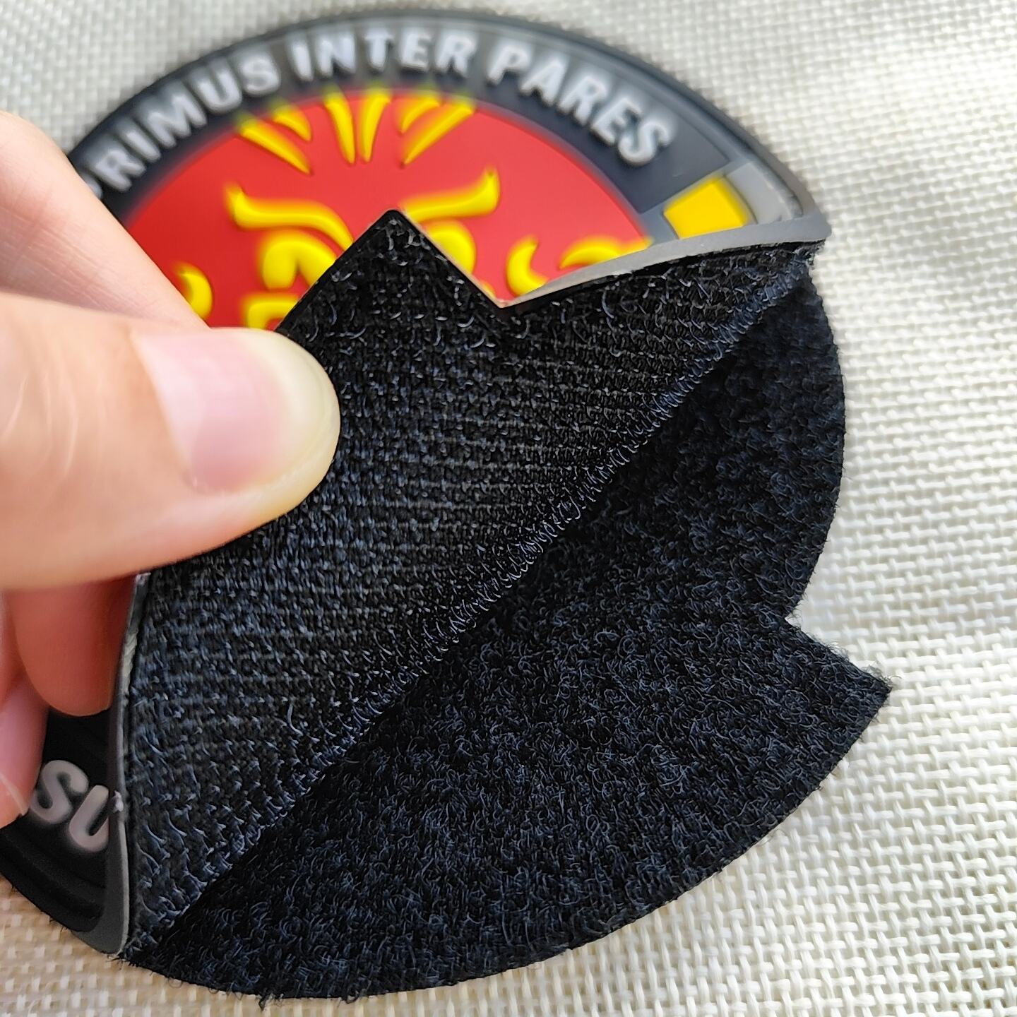 Etichette in Gomma Morbida Personalizzate a Forma Tonda per Indumenti, Marchi Rilevati 3D in Gomma Silicona con Logo PVC