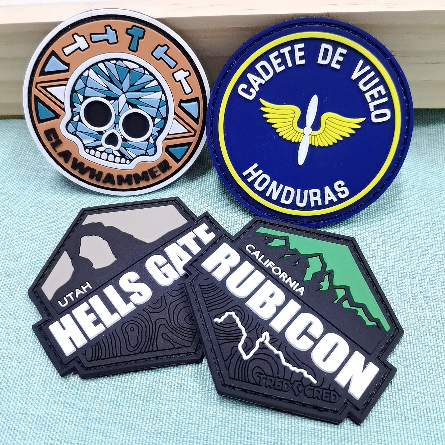 Individuelle Pvc Gummihaken Schleifen-Patch 2D 3D Druck Leuchten im Dunkeln Emboss-Patch-Logo Hüte mit Patches