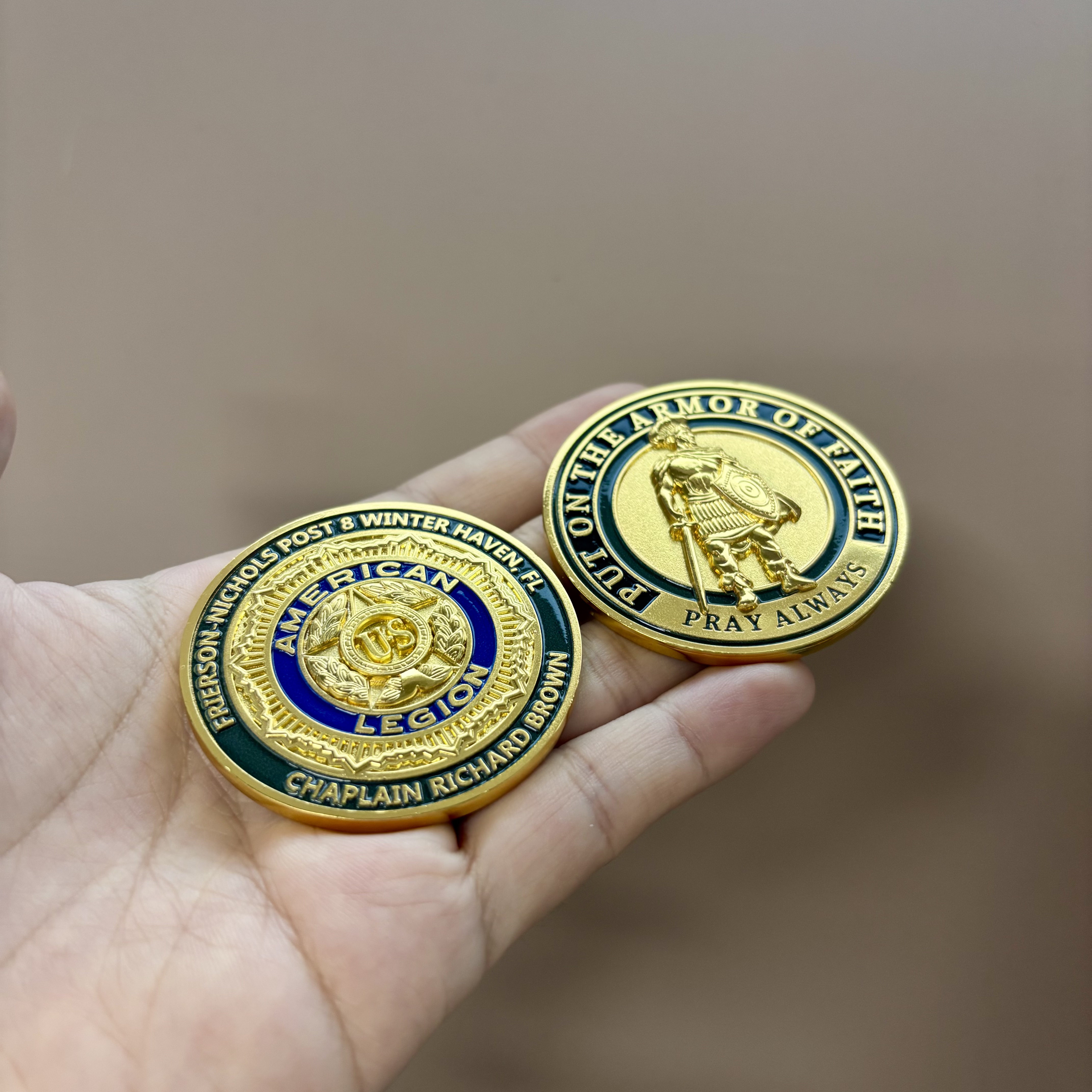 من الفكرة إلى الإنجاز: فن صناعة الشارات المخصصة