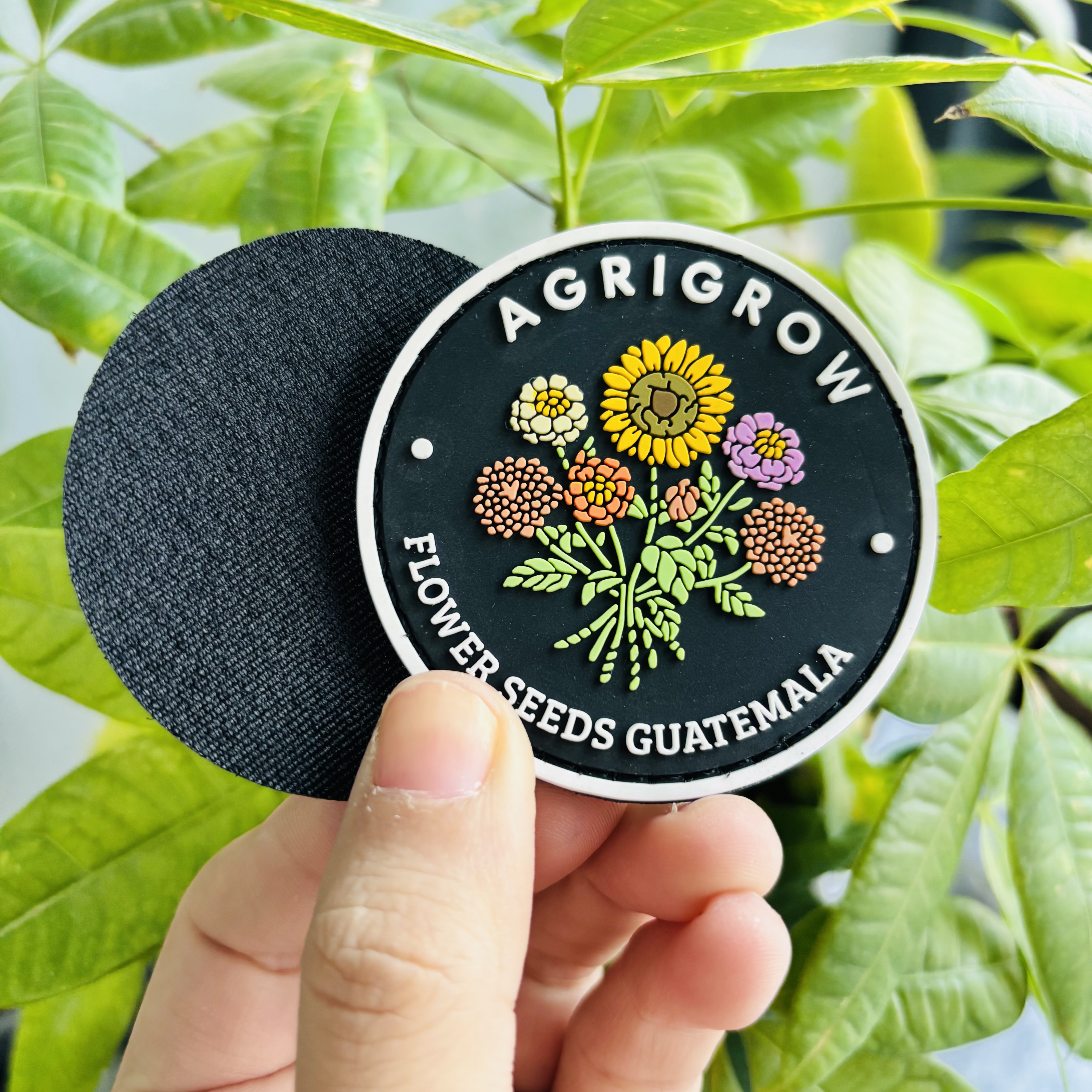Fabrikdirektverkauf benutzerdefinierter Kleidung, 3D-PVC-Patch mit eingenähten Haken und Schlaufen sowie selbstklebender Rückseite aus weichem PVC-Gummipatch
