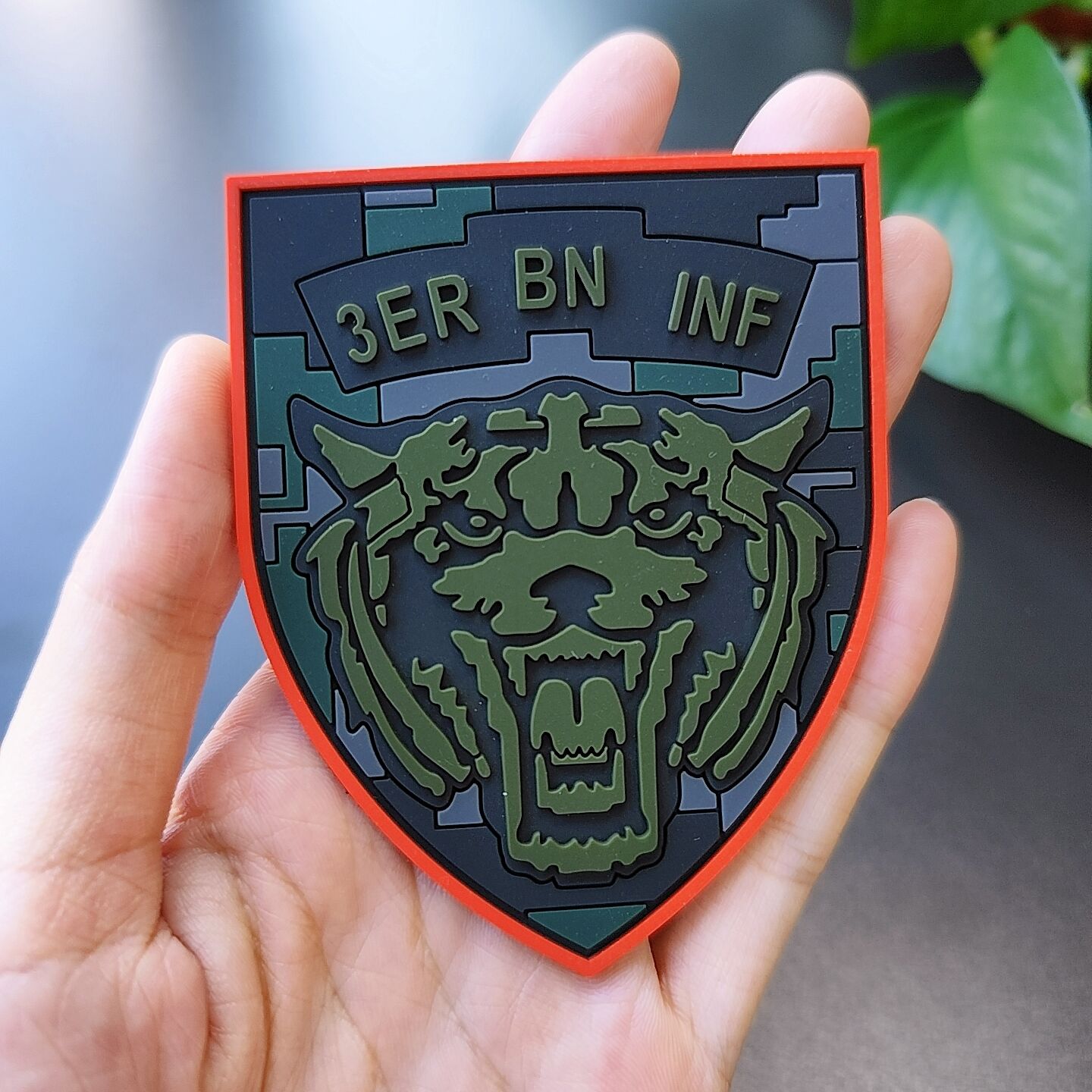 Insegne in Gomma Personalizzate di Alta Qualità con Gancio e Asa per Stampa Termica Logo in PVC Inciso