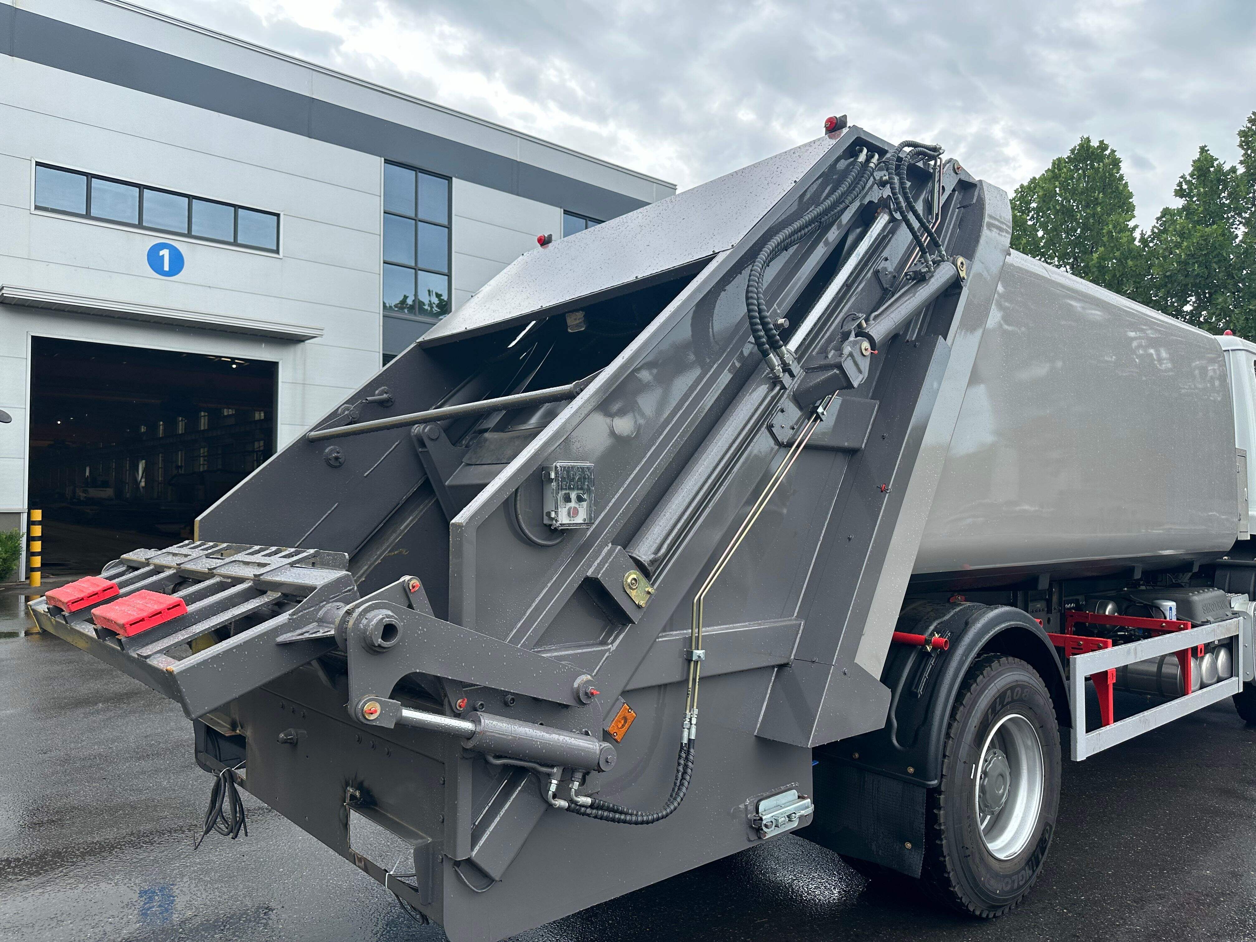 Dump Garbage Trucks for Efficient Waste Management | JINAN CMHAN