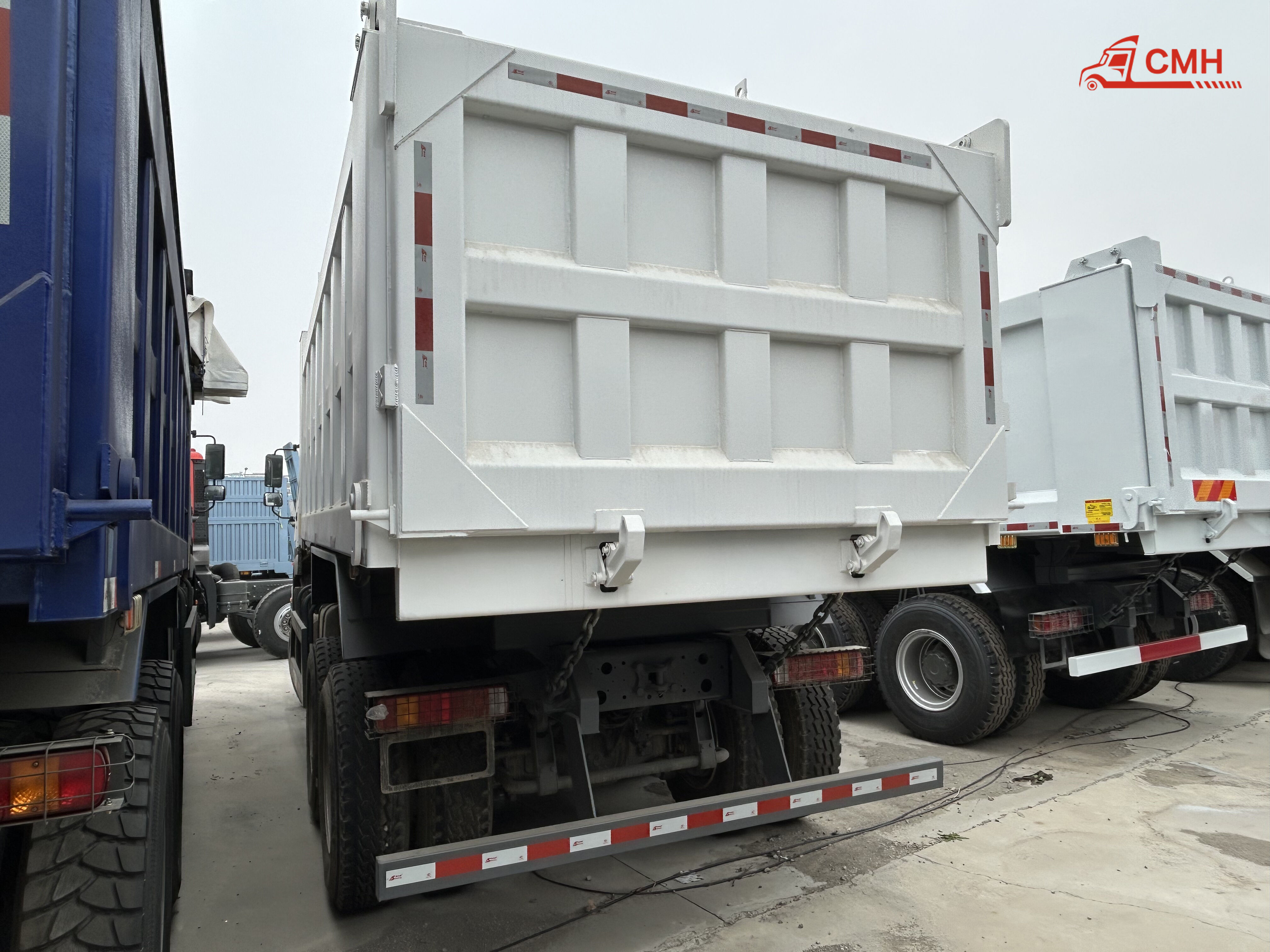 SINOTRUK HOWO Heavy Duty 6x4 Dump Truck with 371 Horsepower and 20 CBM Dump Box for Sale