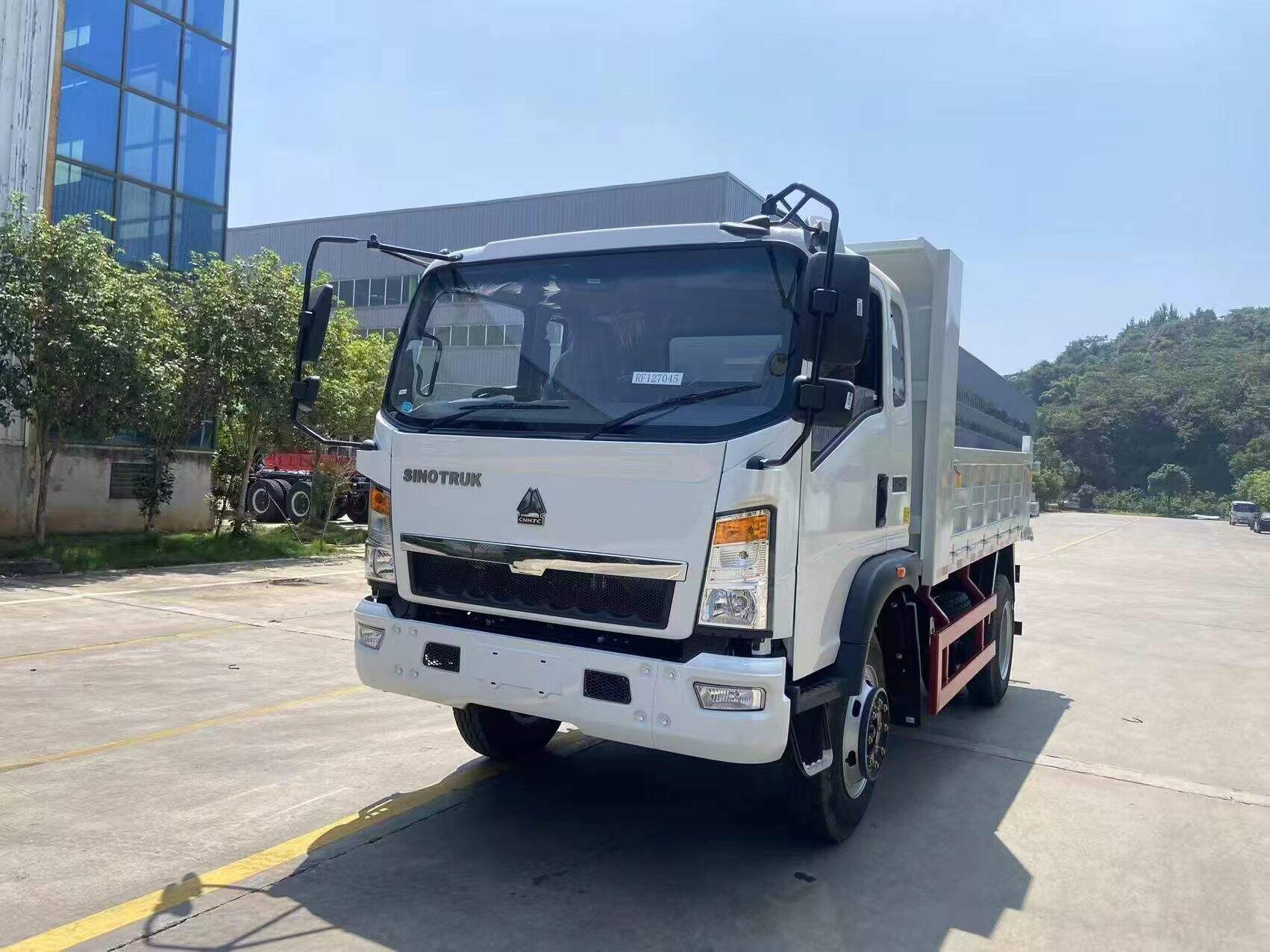 ລົດຂົນສົ່ງແບບໜັກ SINOTRUK HOWO 4X2 ປະເພດນ້ອຍ ກັບເຄື່ອງຈັກ 116 ມ້າກຳລັງ ແລະ ກ່ອງທີ່ມີຄວາມຈຸ 5 ລູກບາດມີເຕີ ສຳລັບຂາຍ