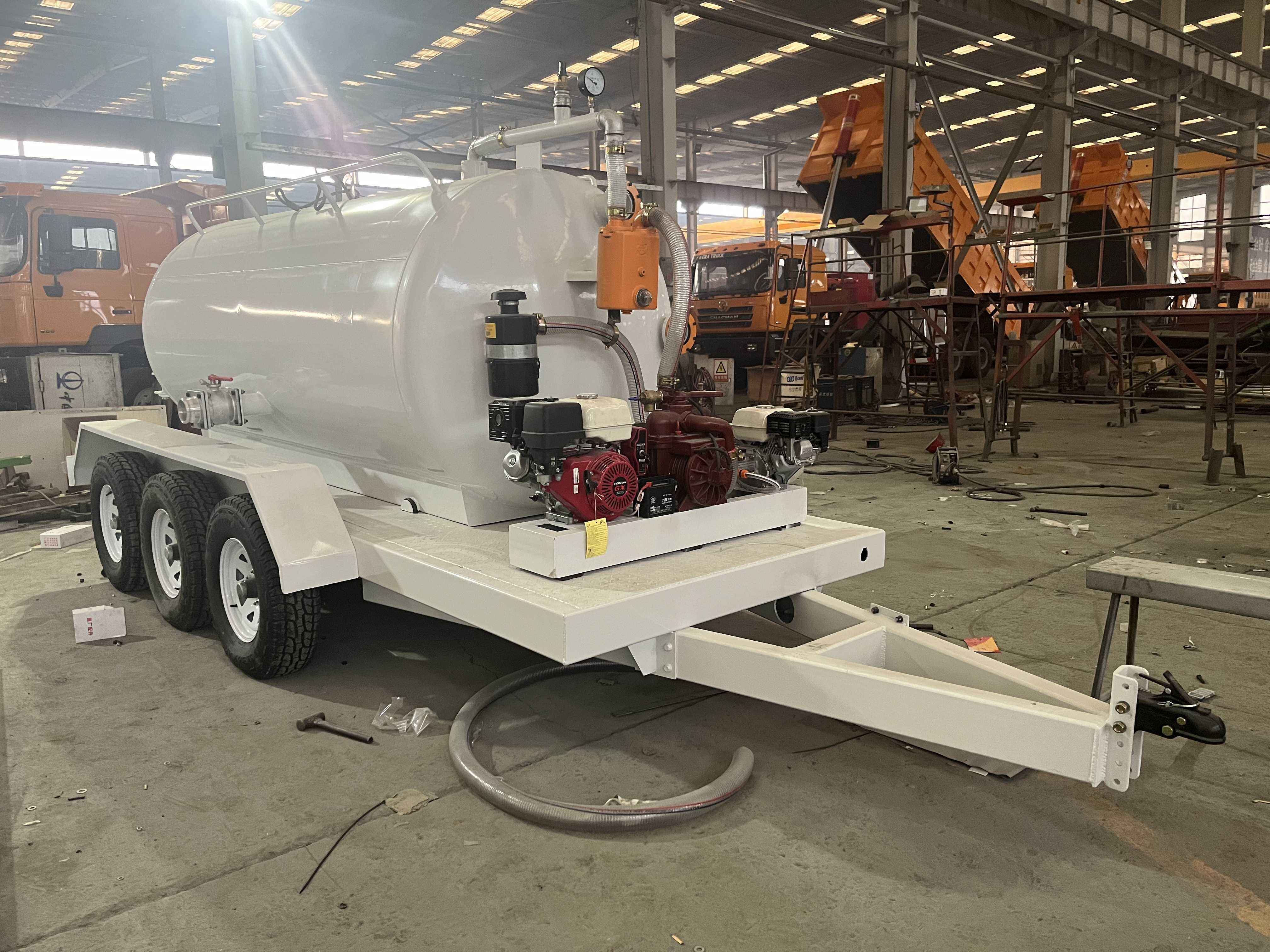 Vacuum Sewage Suction Truck 5000liter Sewage Suction Truck Mini Semi-trailer Vacuum Truck supplier