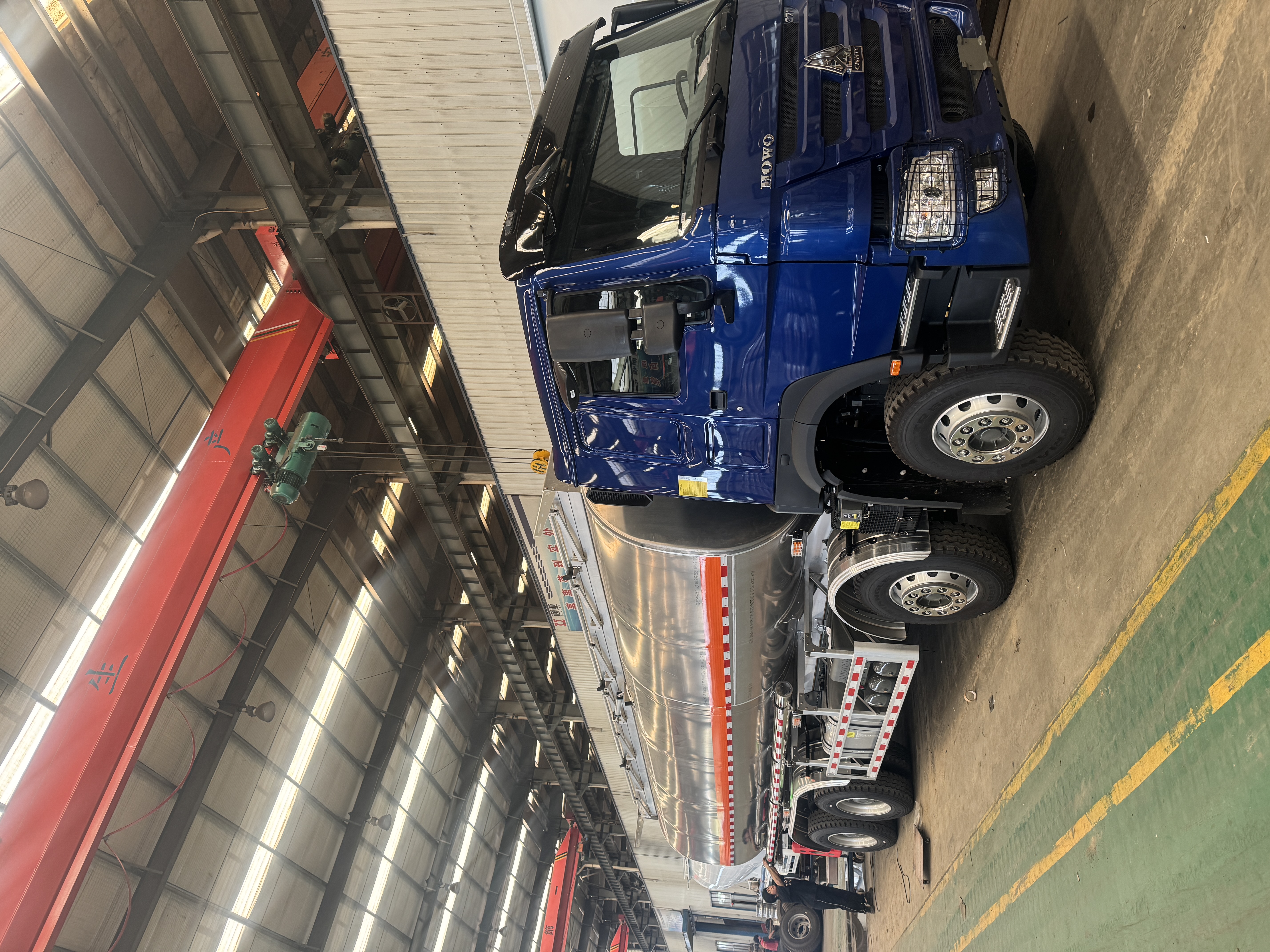 Sinotruk howo 30 cbm camion transportandi olei/combustibilis/petrolei cum aluminio cisterna cum machina refuellandi
