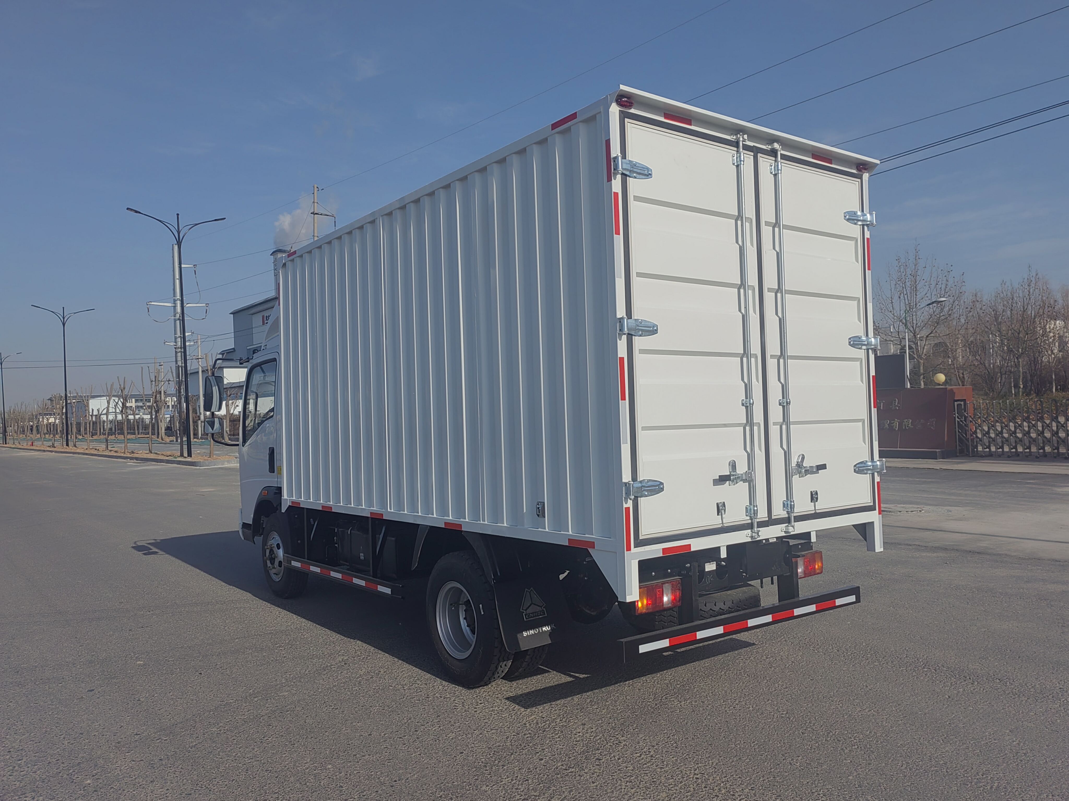 Découvrez la polyvalence des camions Shacman Van