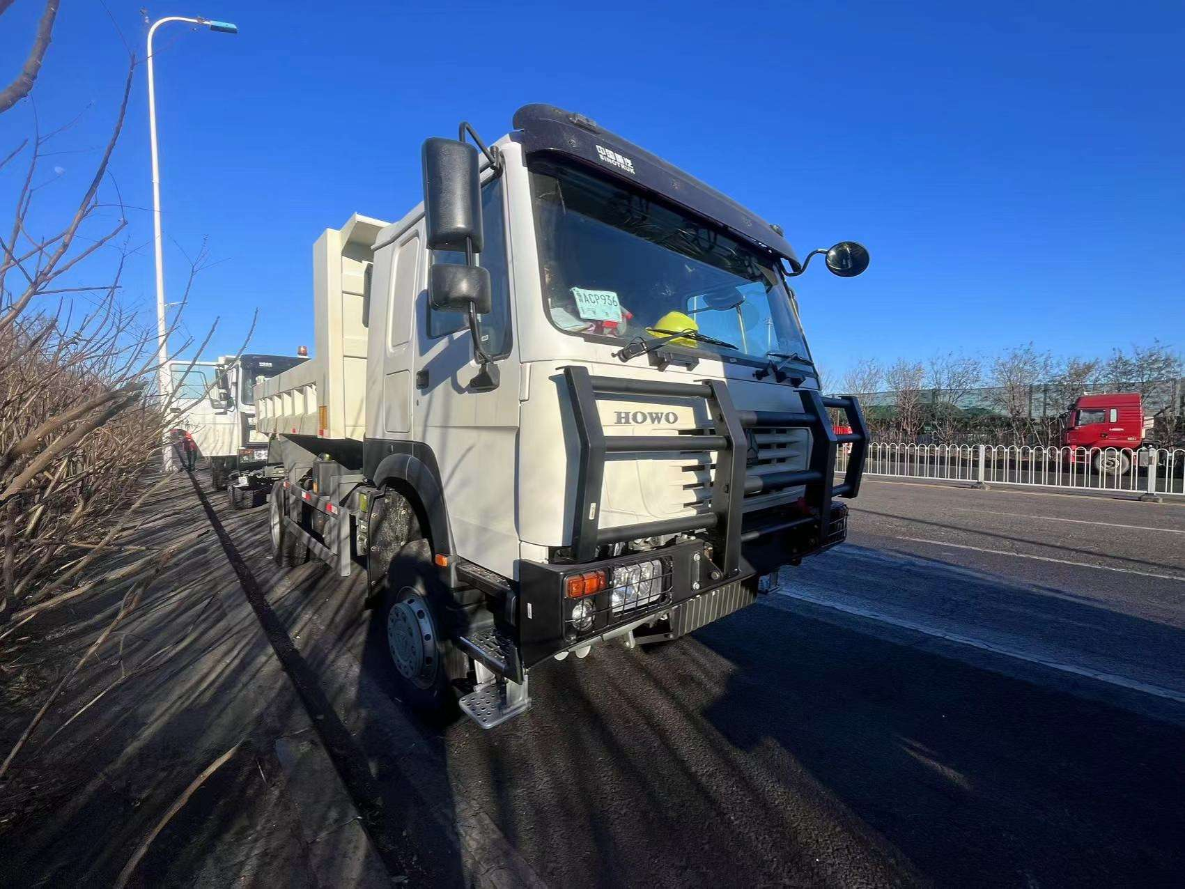 ¡El camión volquete HOWO (tracción en las cuatro ruedas) 4x4 está ahora a la venta!